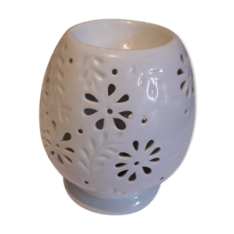 Lampe de table en porcelaine blanche ajourée de fleurs