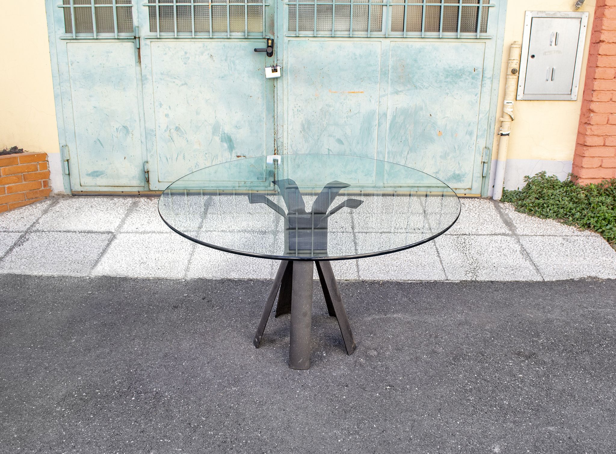 Table à manger d'Angelo Mangiarotti, édité par Longobardo P&V, 1974