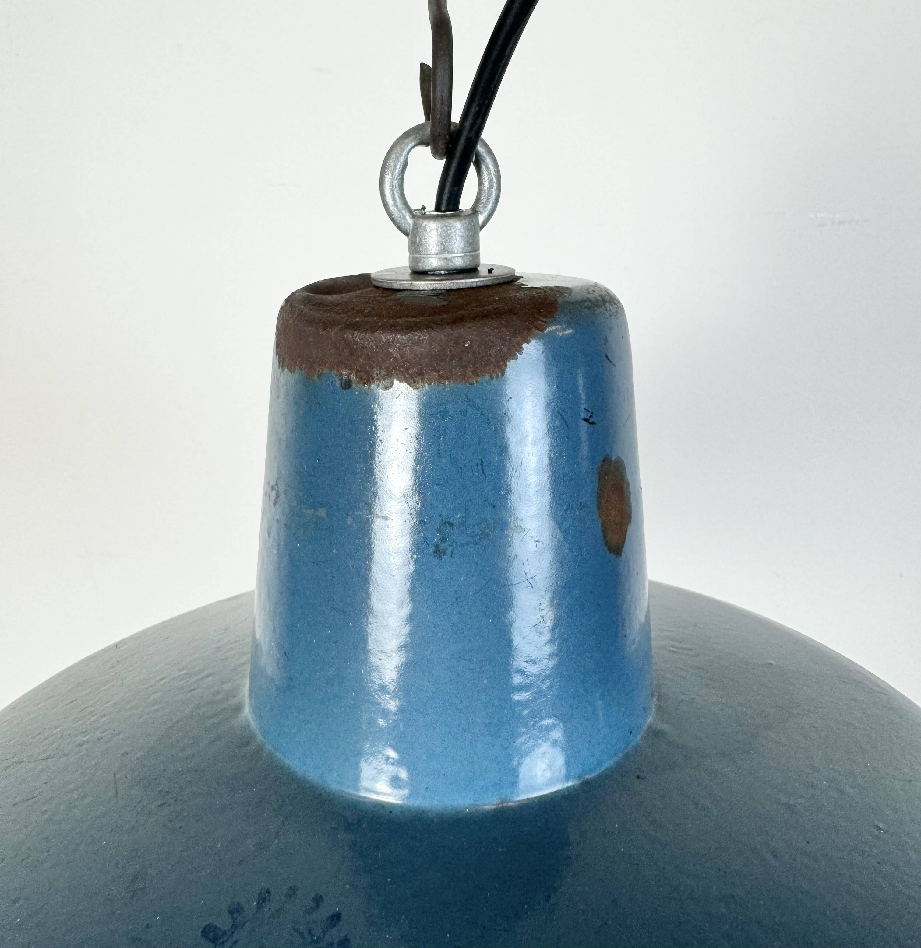 Lampe à suspension industrielle en émail bleu, années 1960