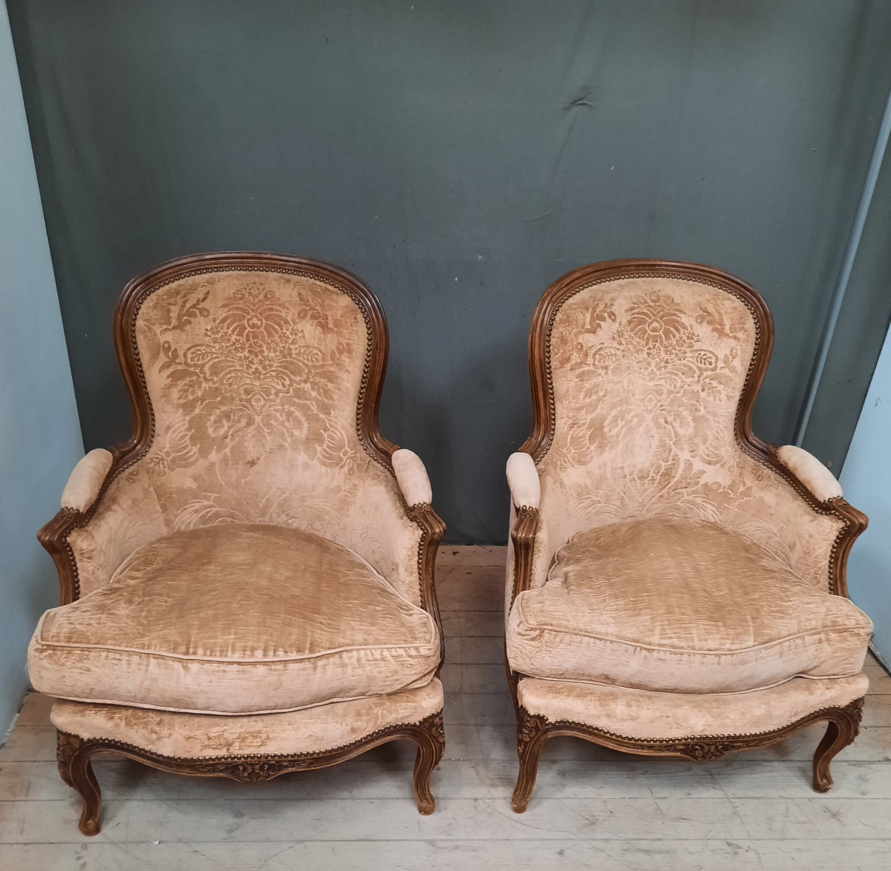 Paire de fauteuils de style Louis XV