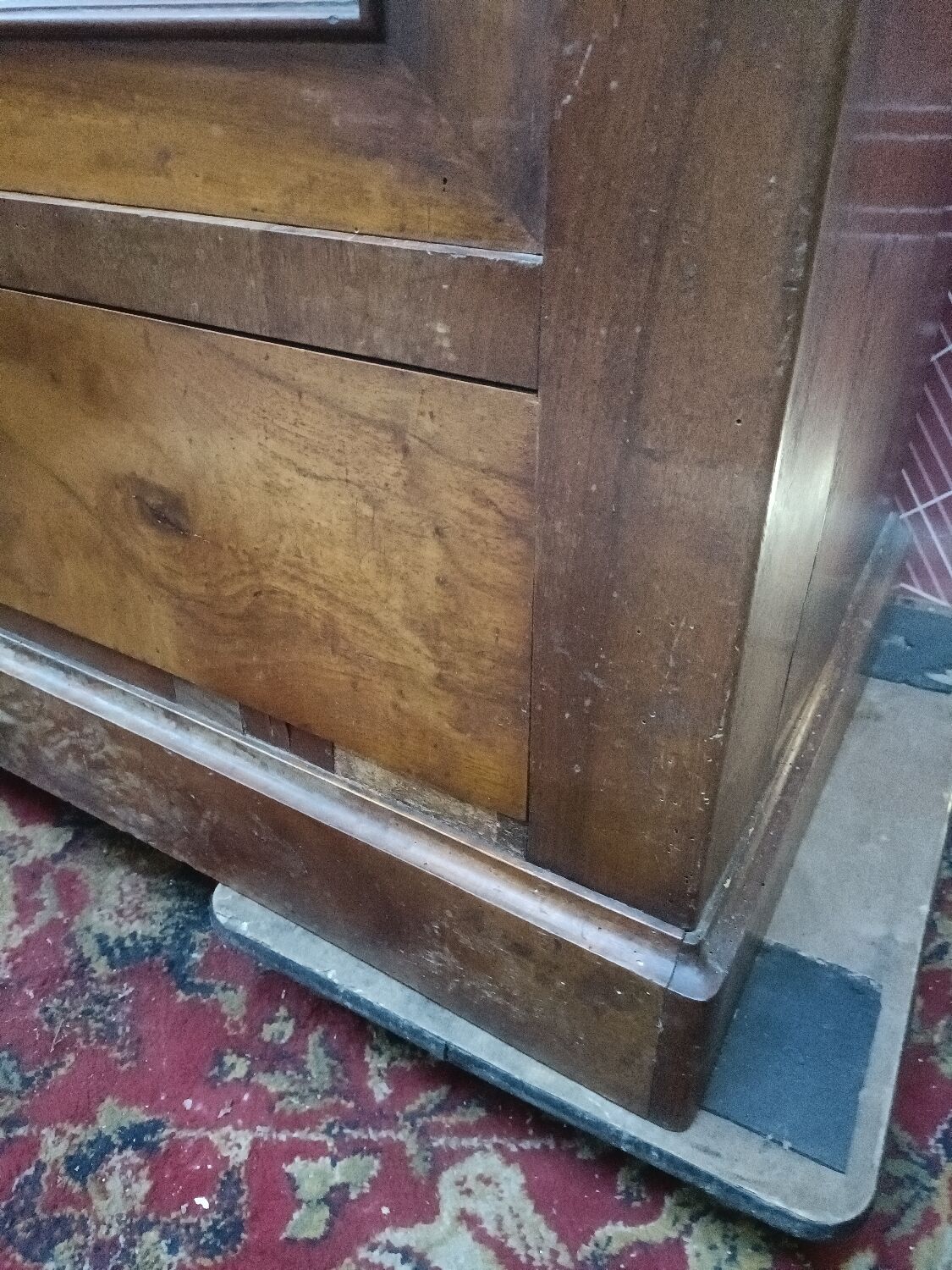 Cabinet bonnetière in solid oak and partial veneer