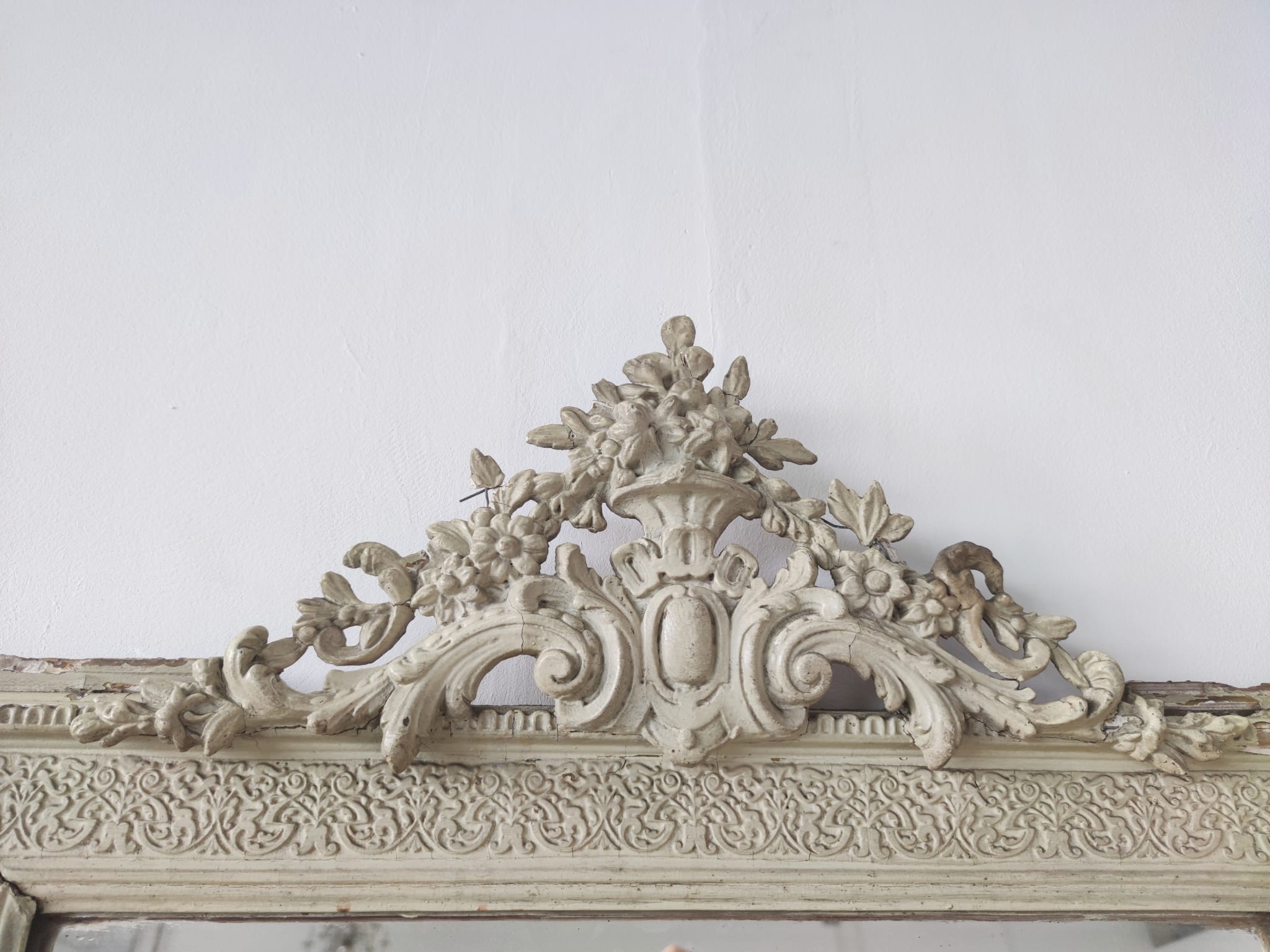 Rectangular mirror in light green lacquered wood with pediment H:1m39