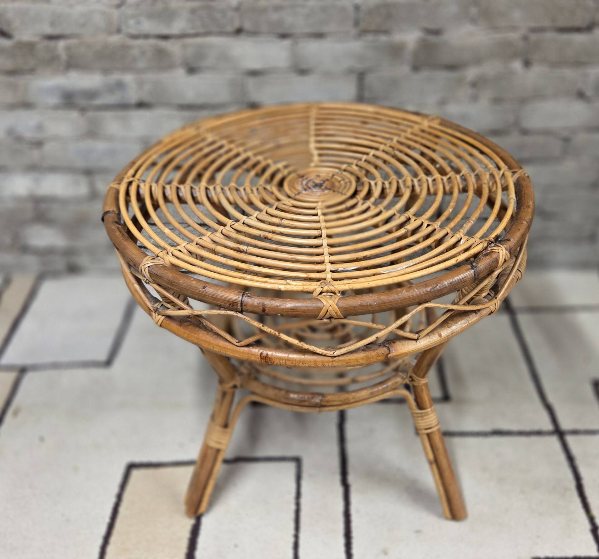 Vintage round side table in rattan – 1960s/70s