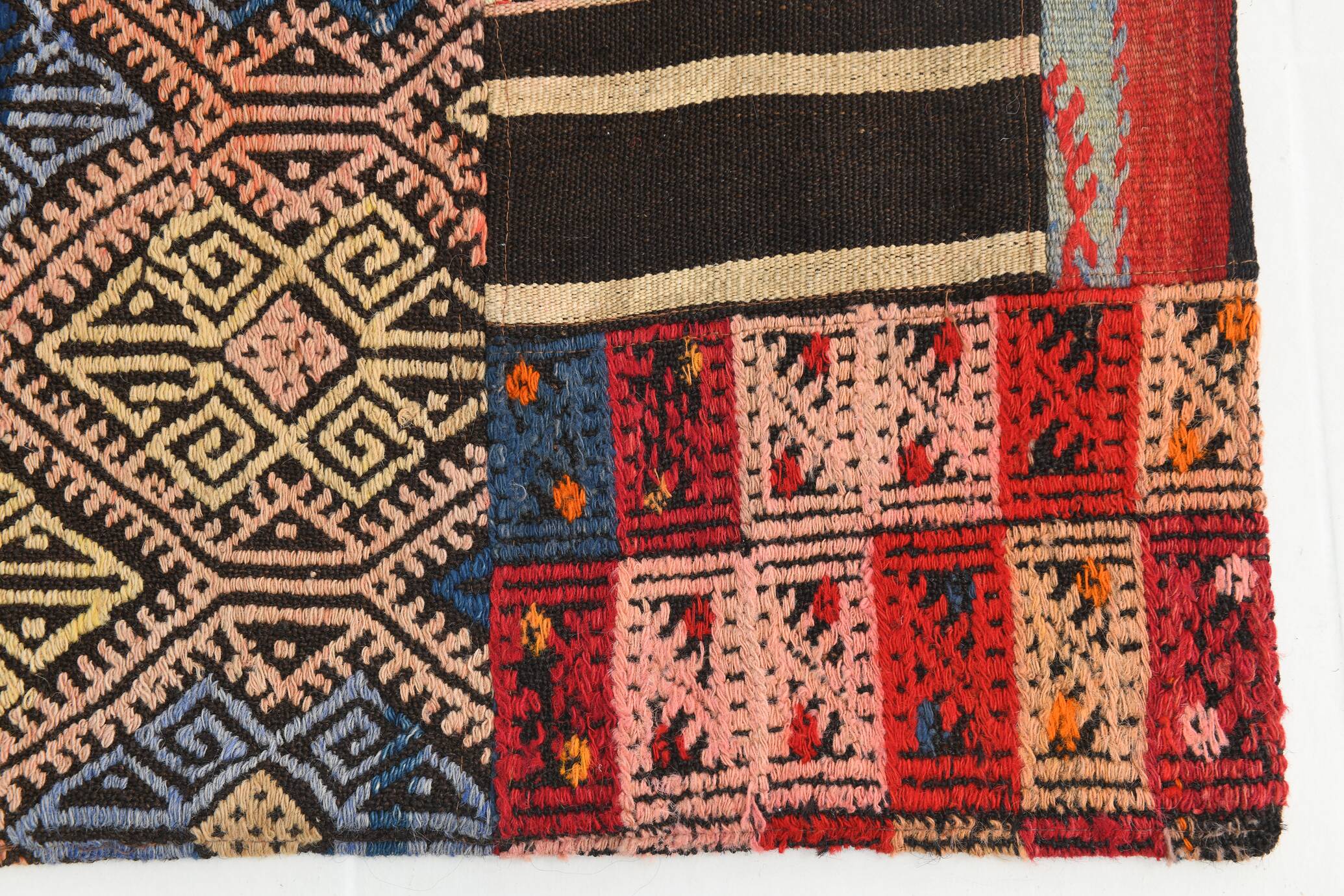Tapis Kilim fait main contemporain rouge et marron, 165x240 cm