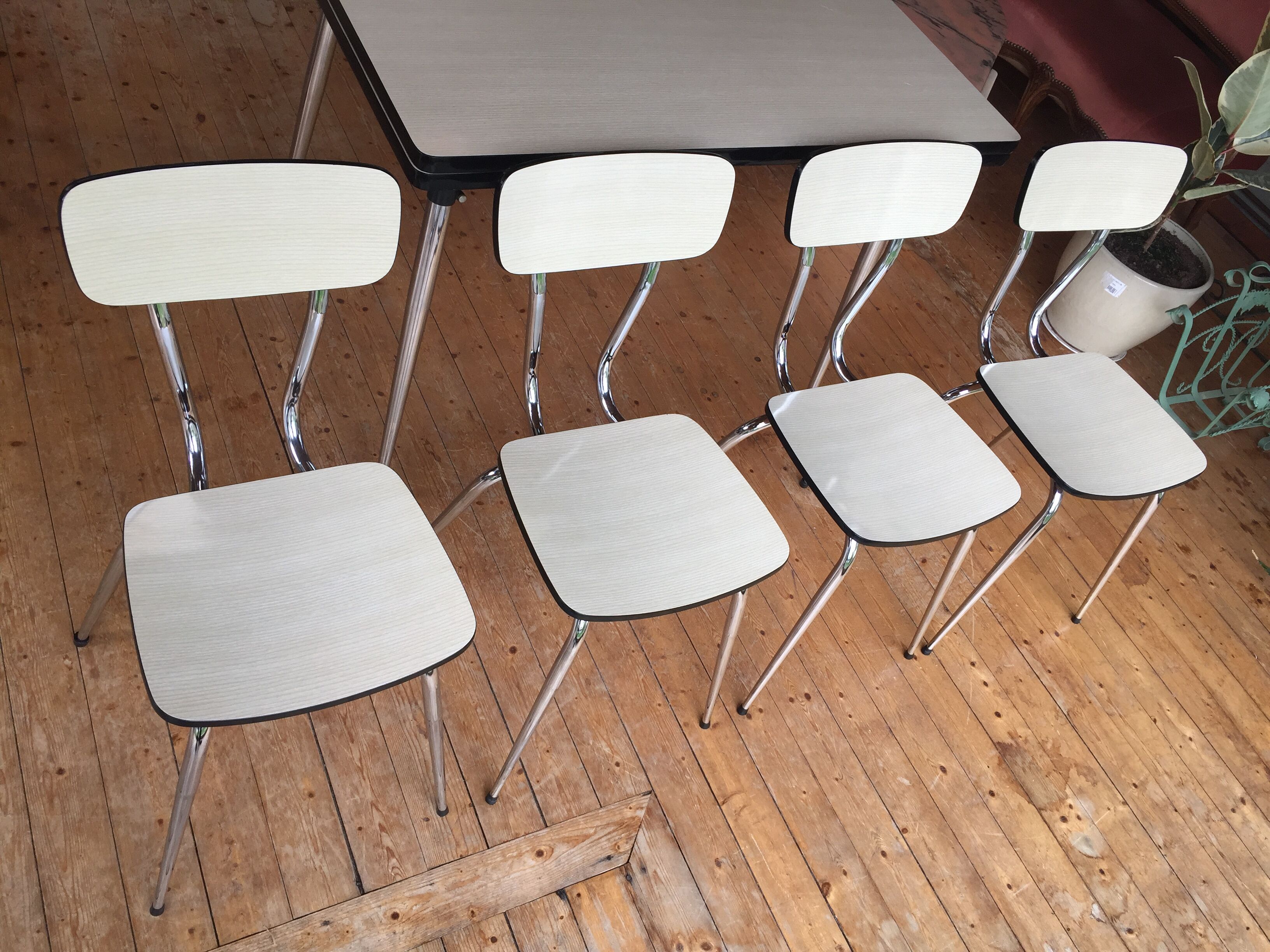 Table formica - 4 matching chairs