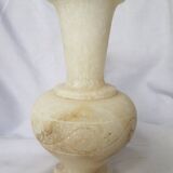Vase en albâtre
