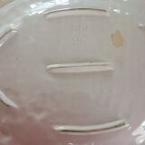 Grand plat blanc ancien, motif floral blanc en relief