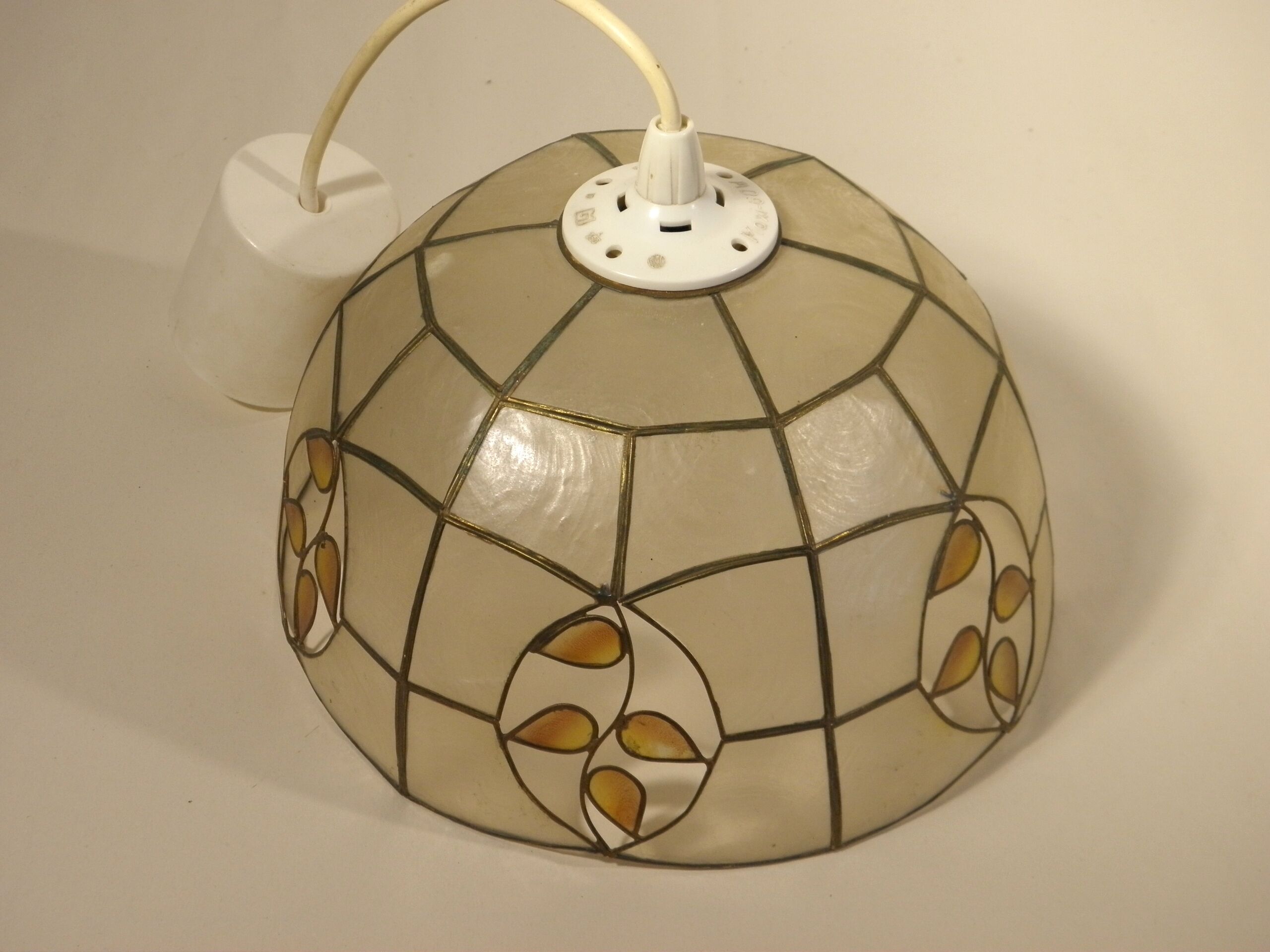 Mother-of-pearl and brass suspension