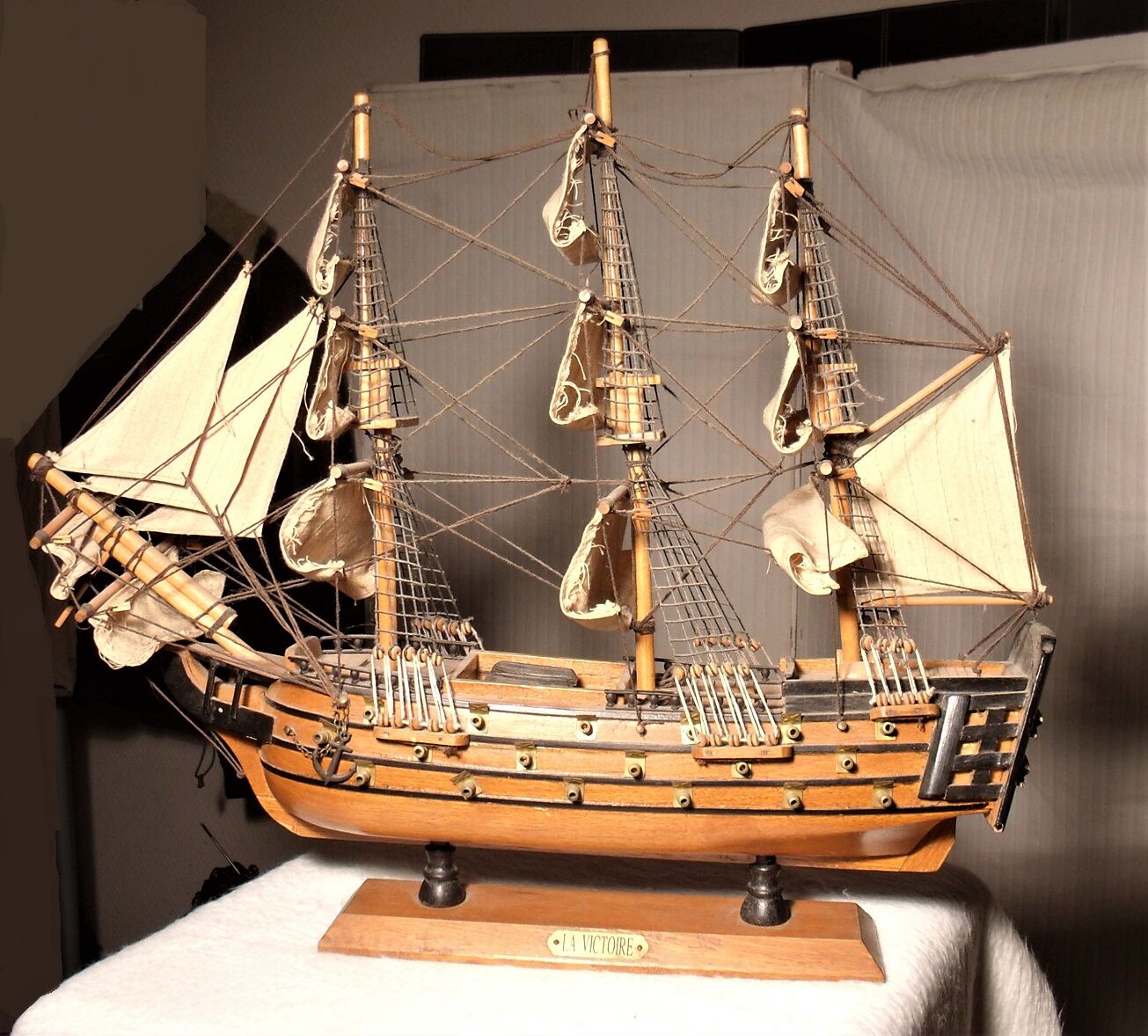 Wooden boat model the 70s Victory