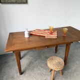 Extendable farmhouse table in oak