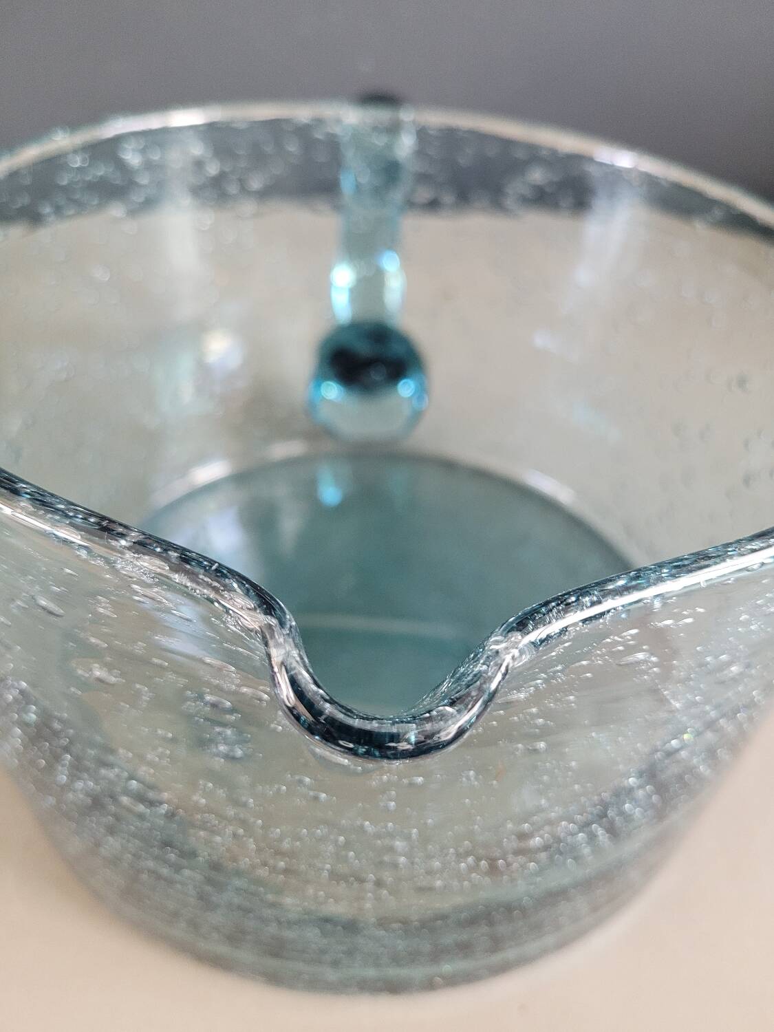 Large 2L pitcher in blue bubble glass
