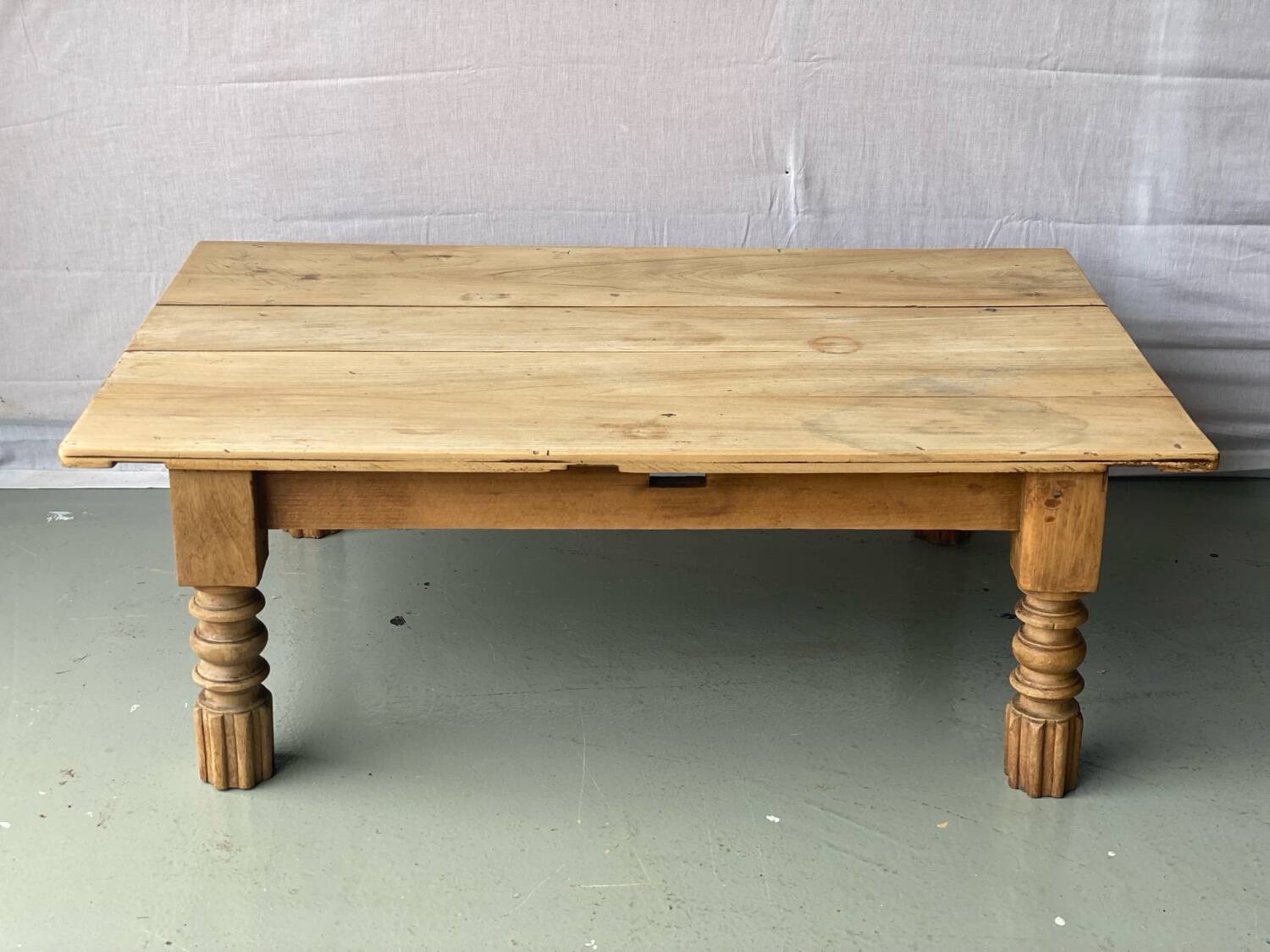 Table basse vintage en bois massif brut avec pieds sculptés