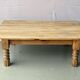 Table basse vintage en bois massif brut avec pieds sculptés