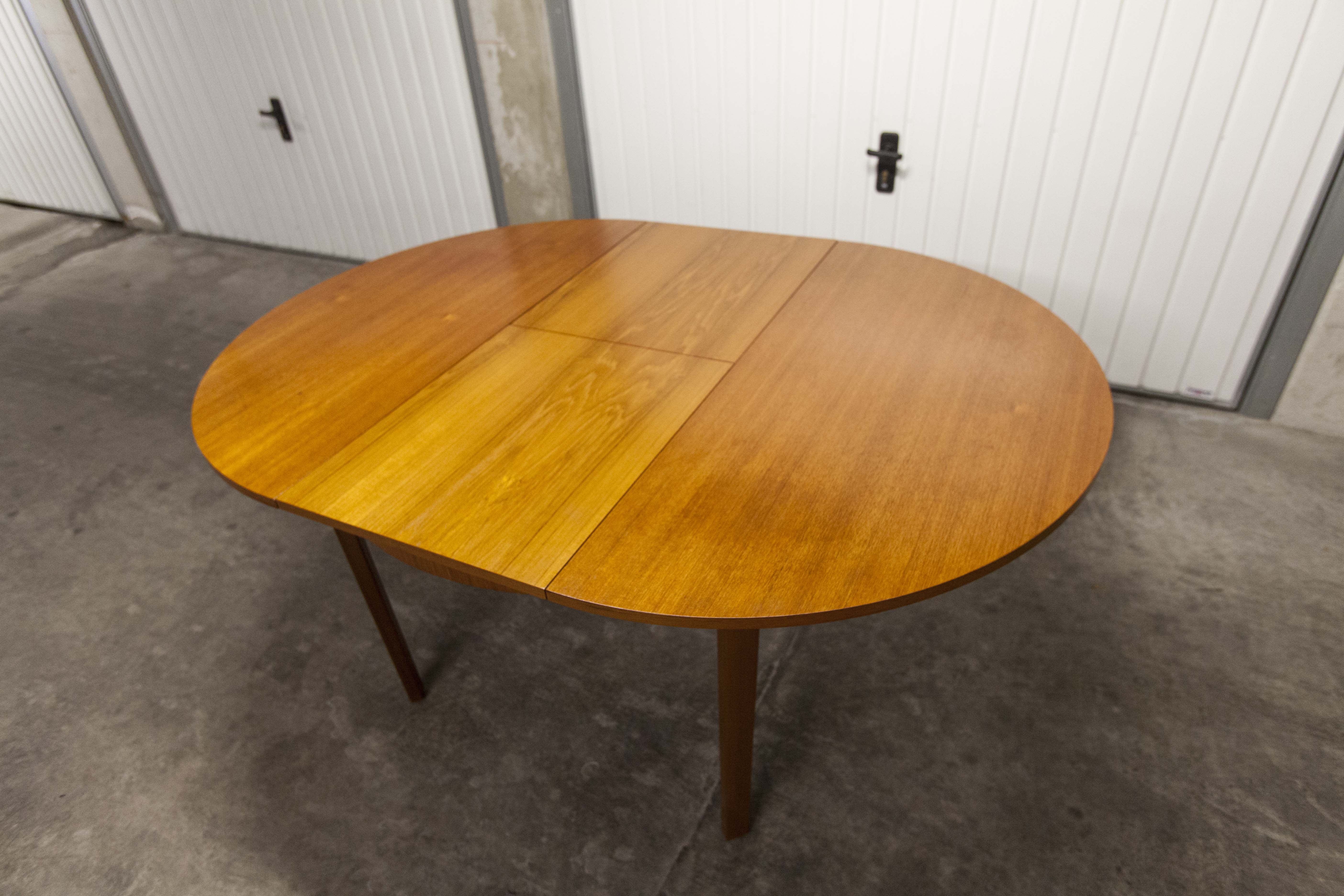 Scandinavian table in round teak with built-in extensions 1960