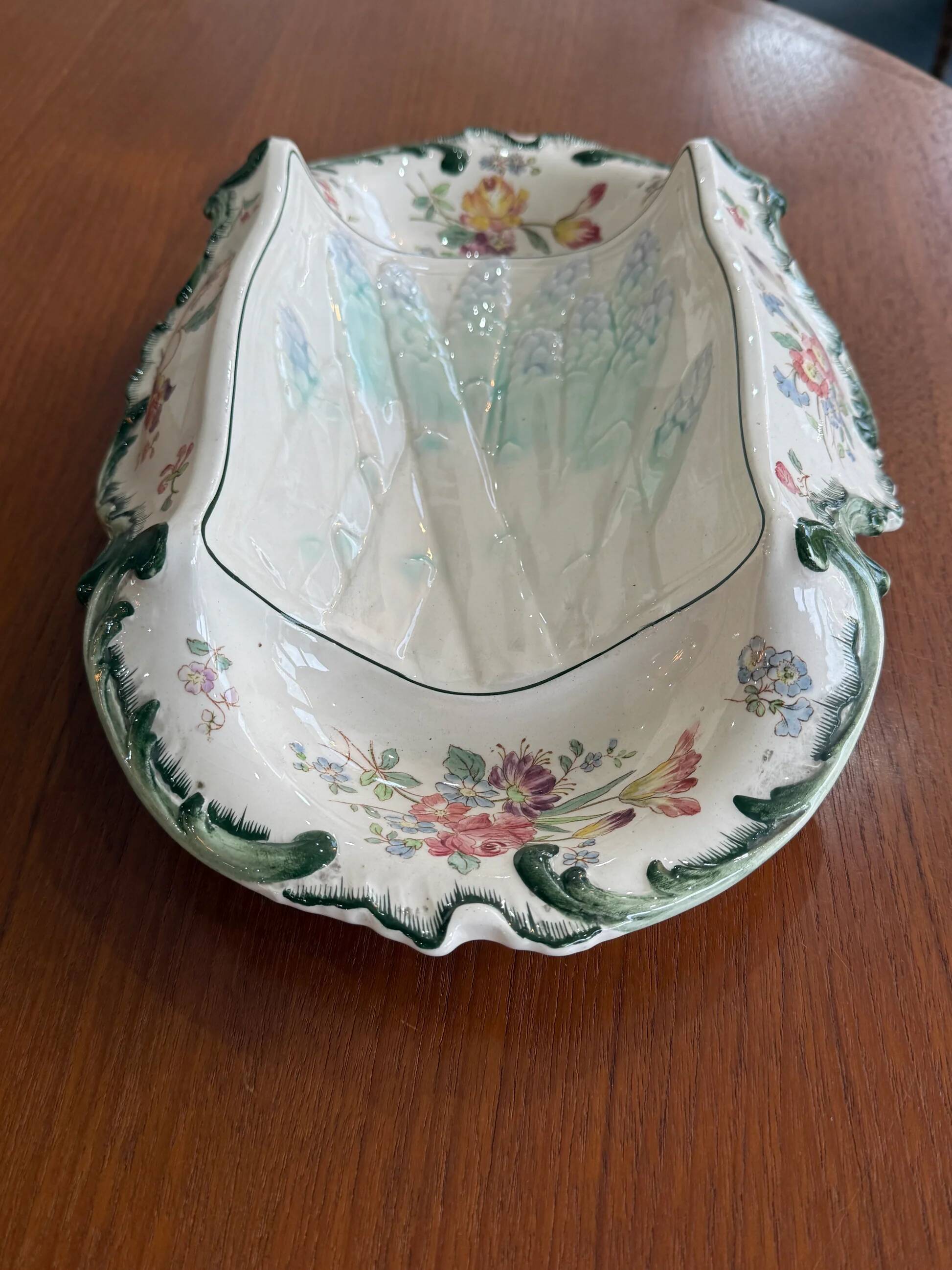 Old Longchamps plate Terre de Fer – Model 1428 – Floral decoration & asparagus in relief – 39 x 23 cm