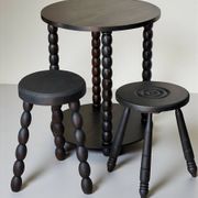 Ensemble table d'appoint et 2 tabourets, bois teinté noir Circa 1950