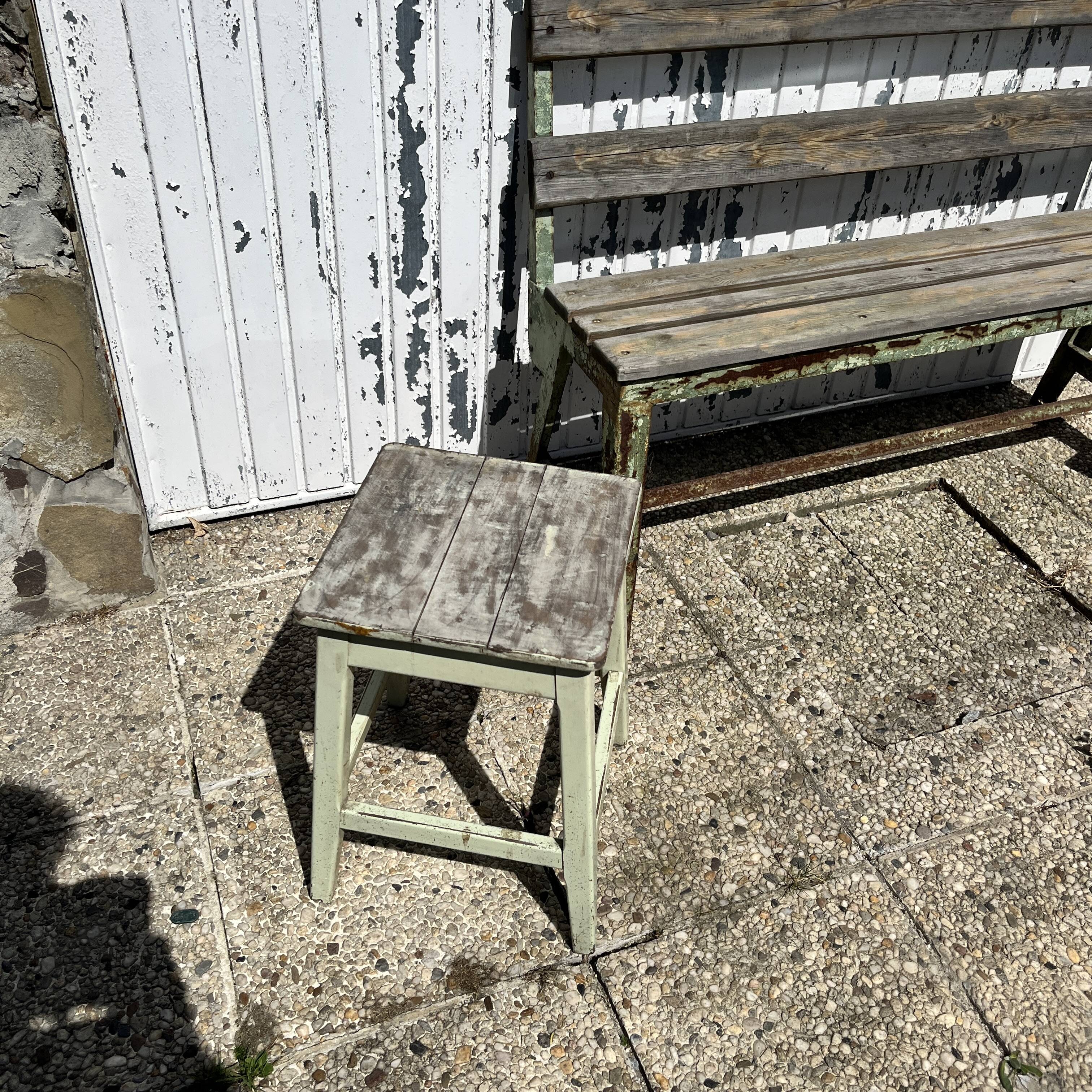 Garden bench in iron and wood and these 2 wooden stools