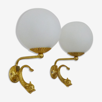 Paire d'appliques murales avec carpe laiton et globe en opaline blanche. Année 60