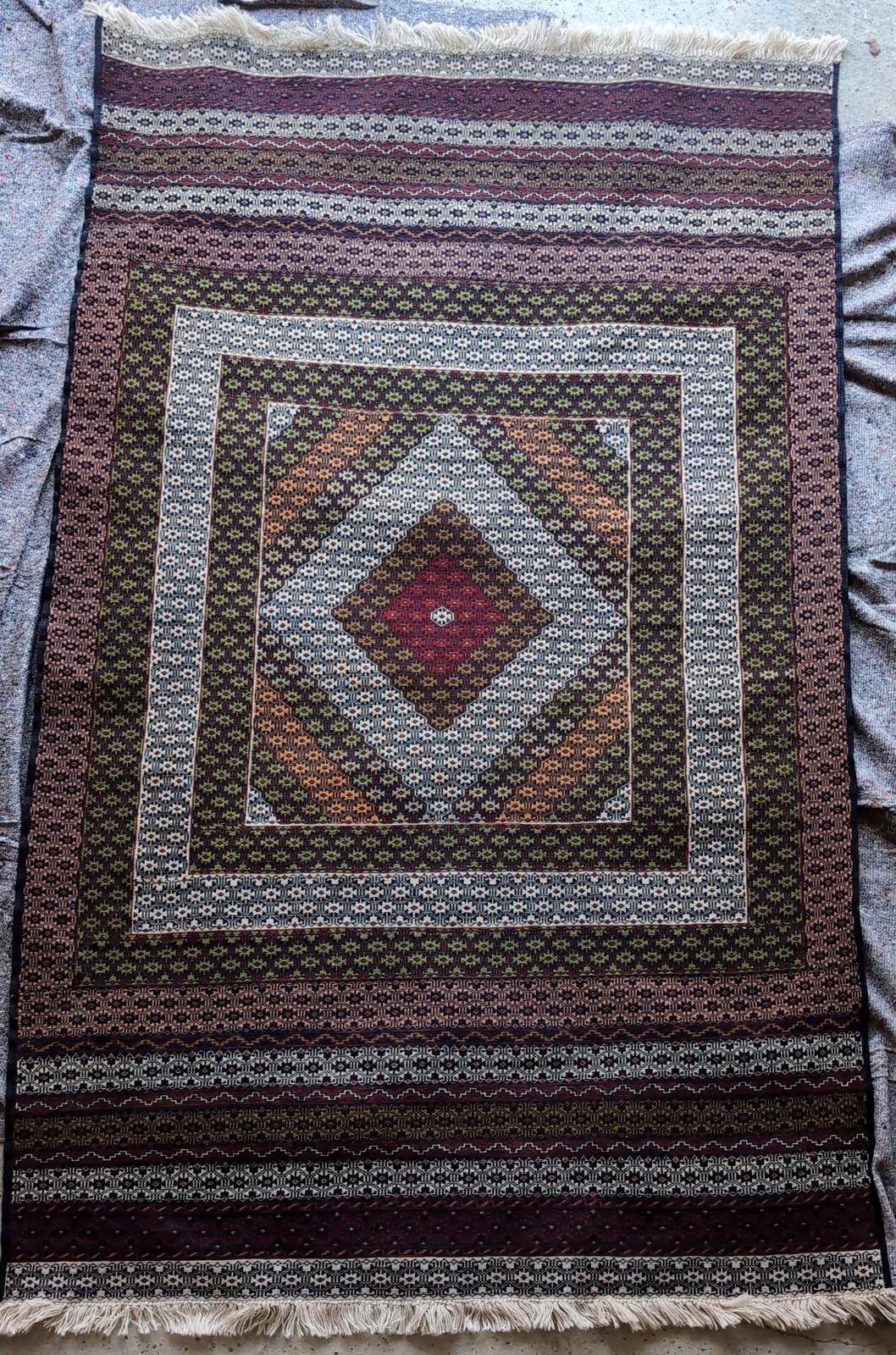 Tapis afghan artisanal réalisé à l’aiguille – 175 × 135cm