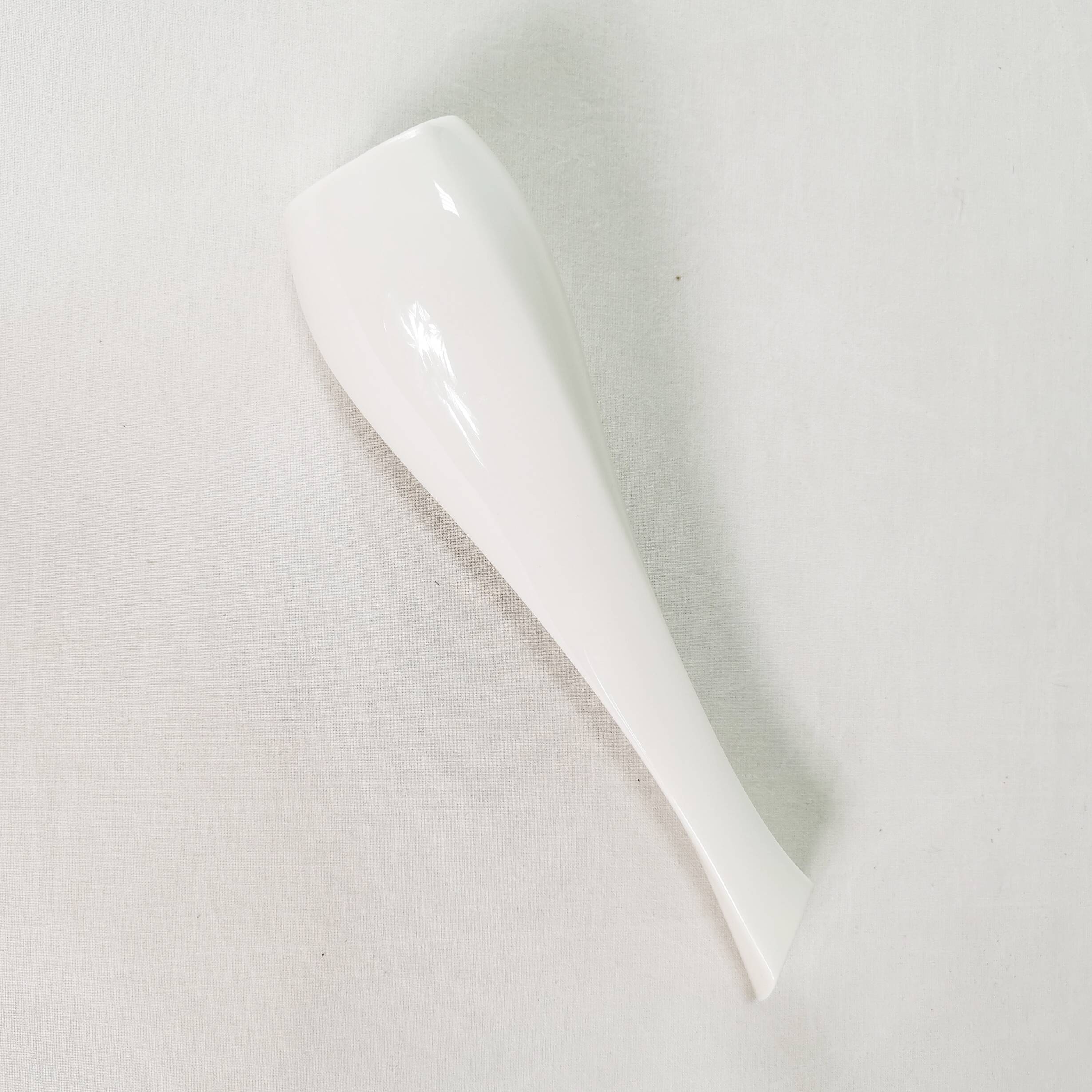 Minimalistyczny wazon porcelanowy, Sgrafo Modern, proj. Peter Muller, late 60.