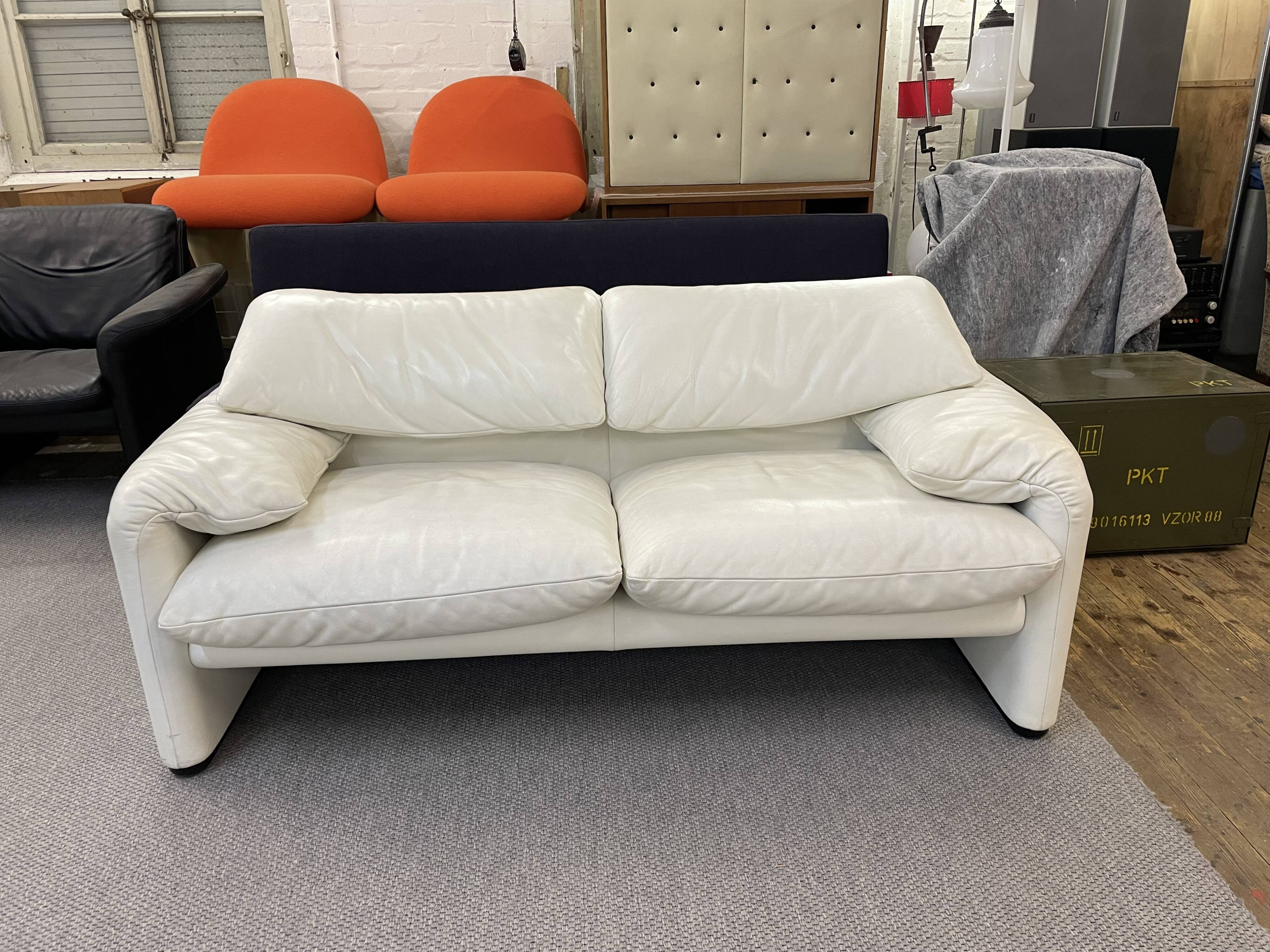 Maralunga 2-seater sofa in white leather by Vico Magistretti for Cassina