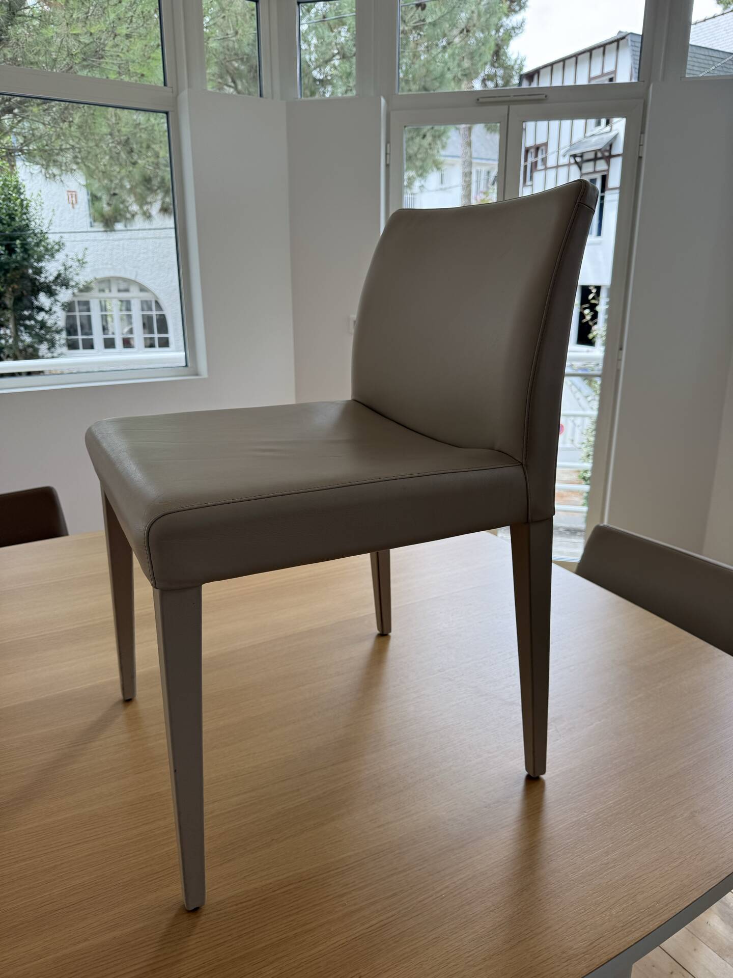 1 lot de 8 chaises Poltrona Frau