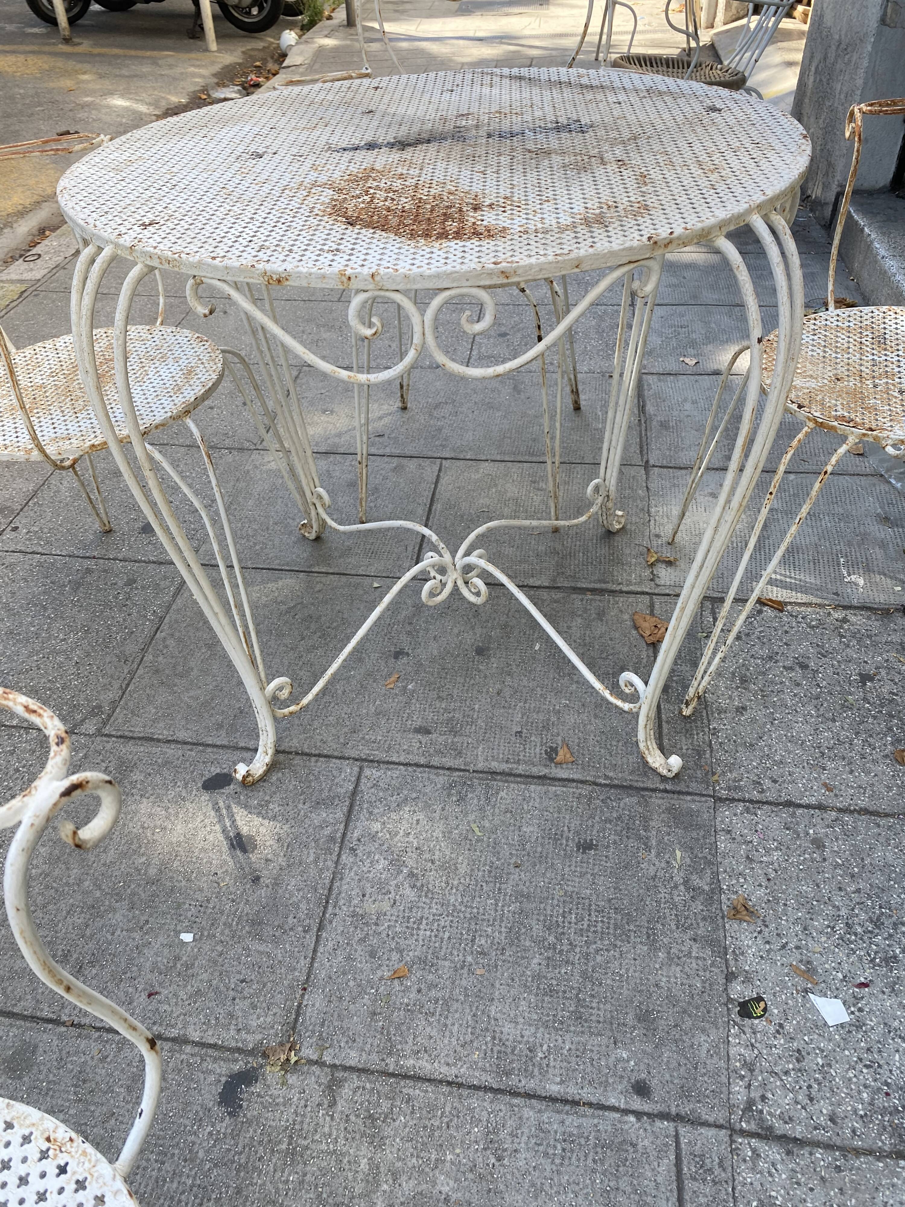 Table de jardin et 4 chaises en fer blanc