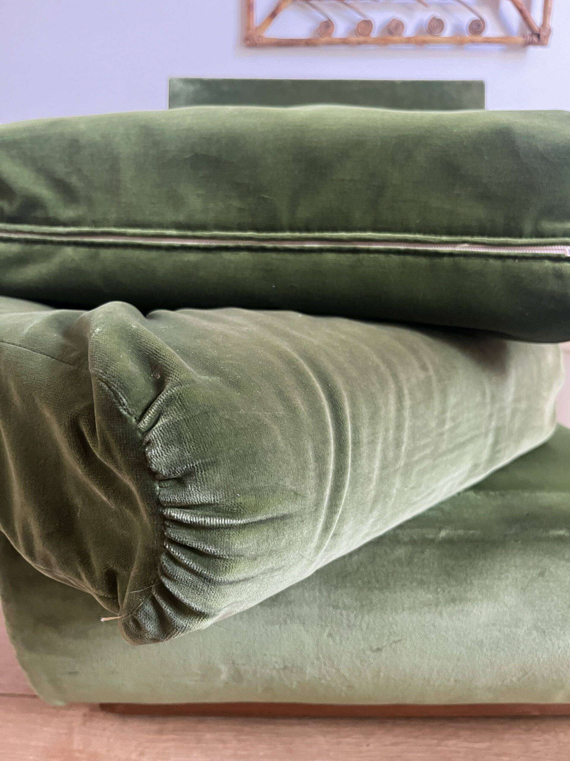 Chauffeuse basse vintage en velours vert