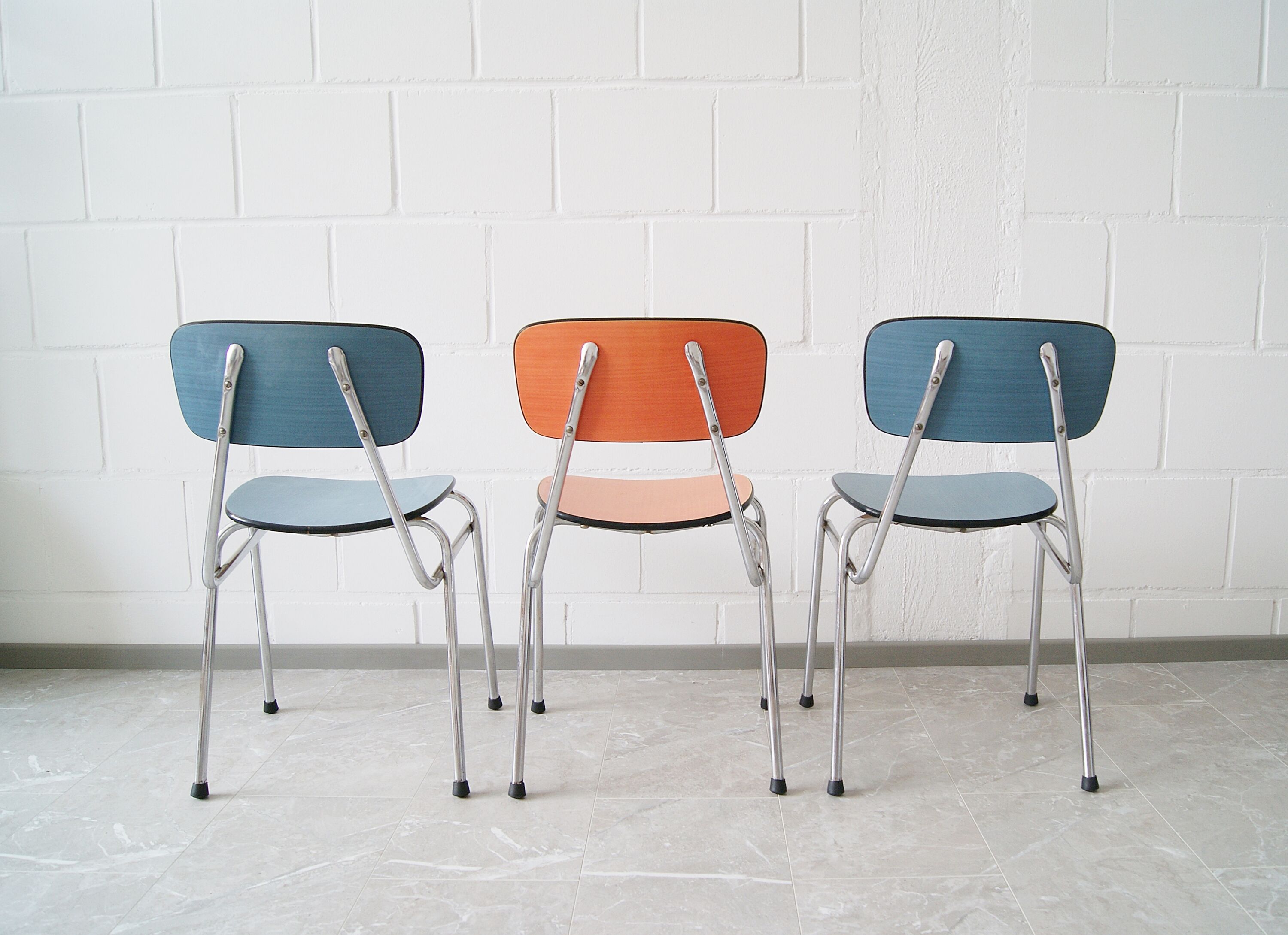 Chaise formica en rouge et bleu, chaises de cuisine et empilables