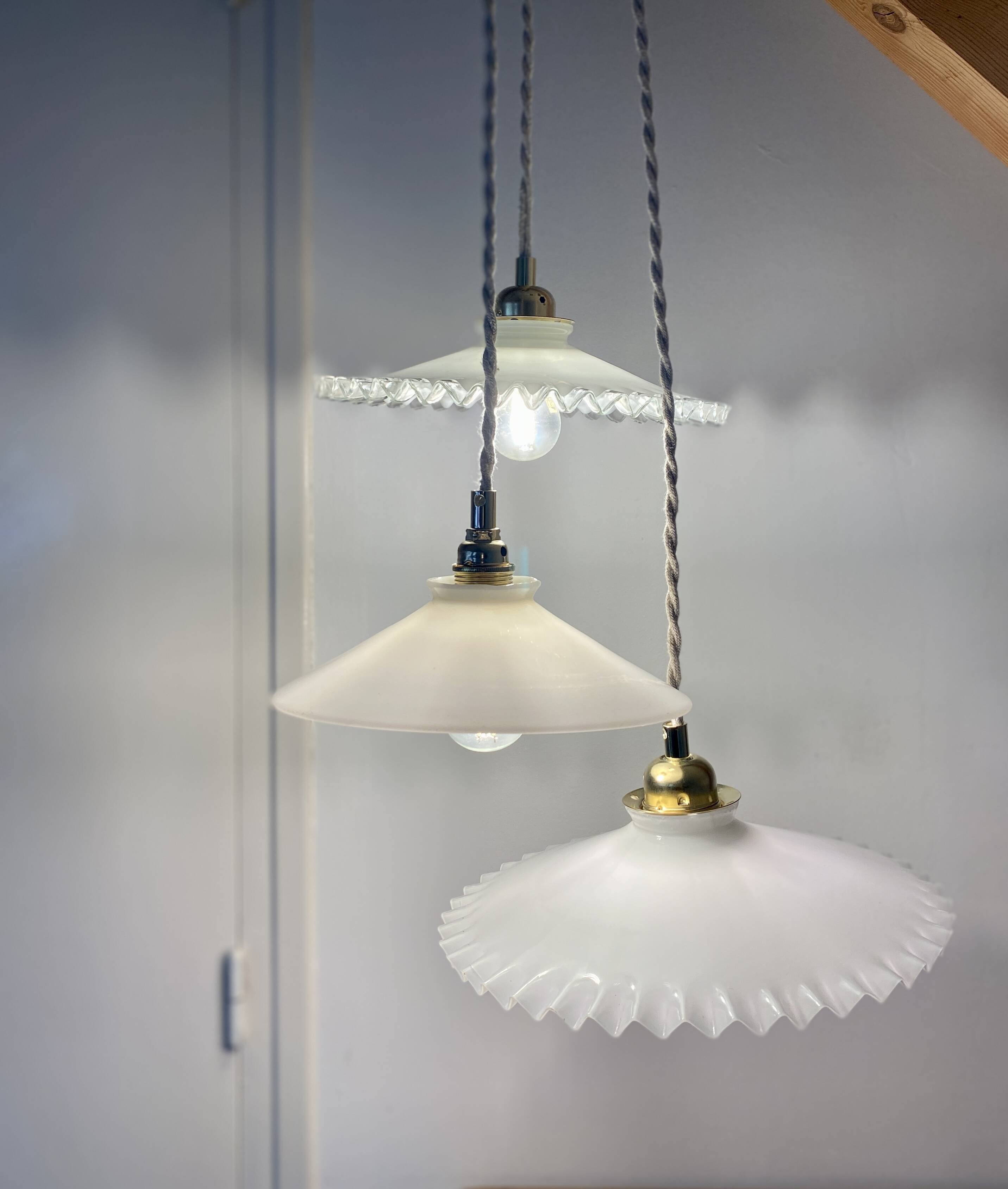 Suspension triple abat-jour vintage en opaline blanche