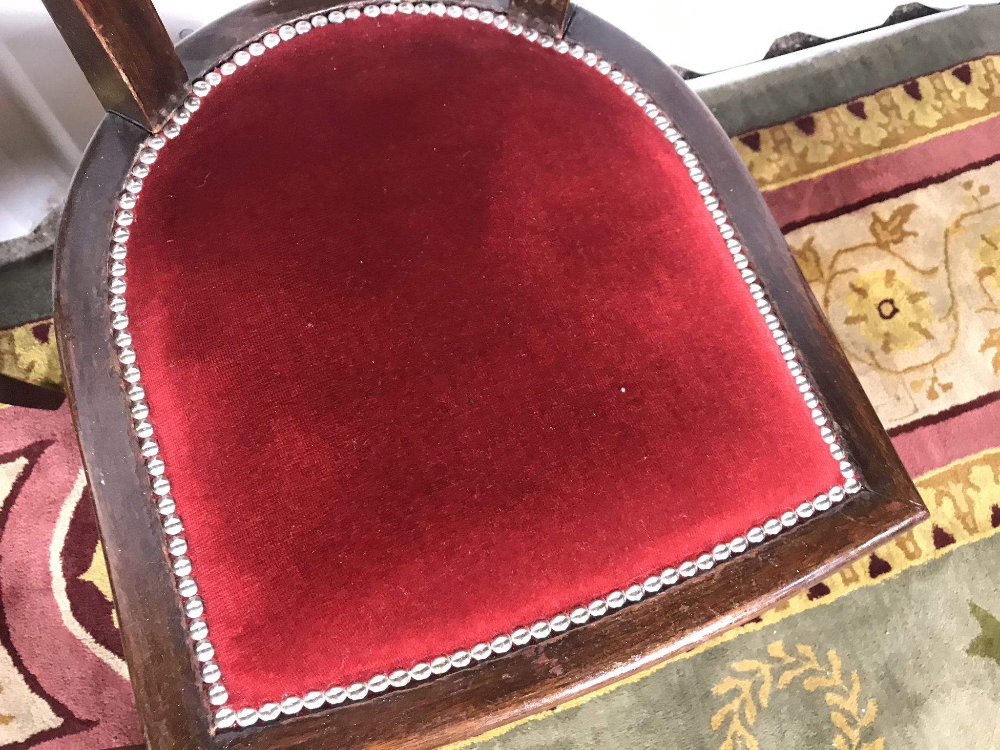 Paire de chaises époque Art Déco velours rouge