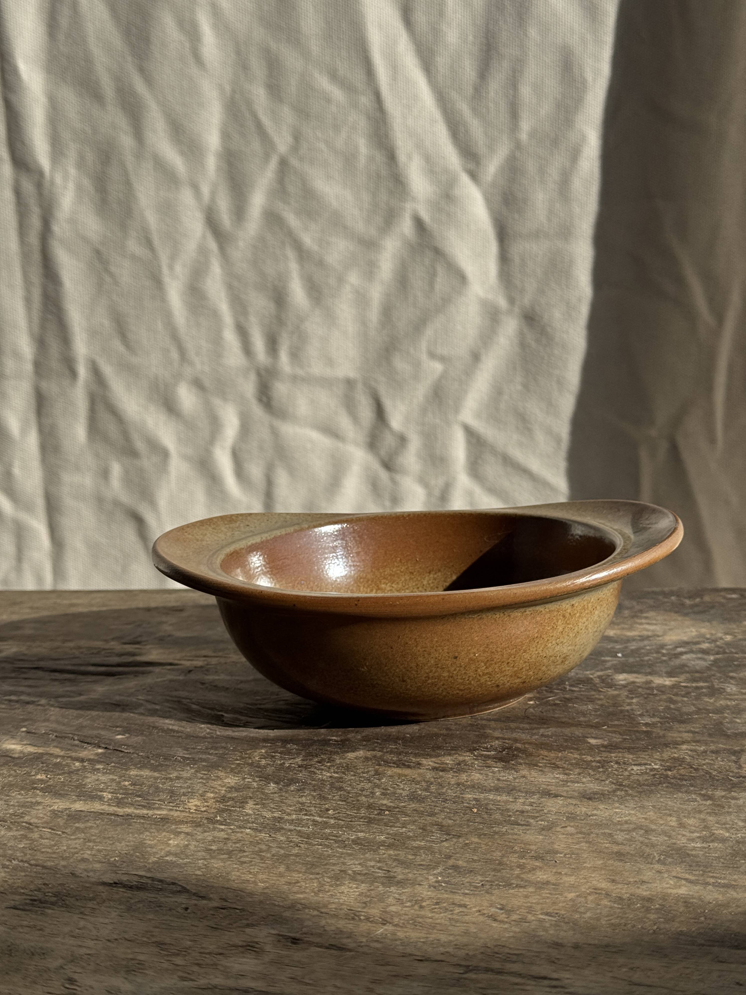 Small stoneware bowl with two wide, flat handles D:15-18.5