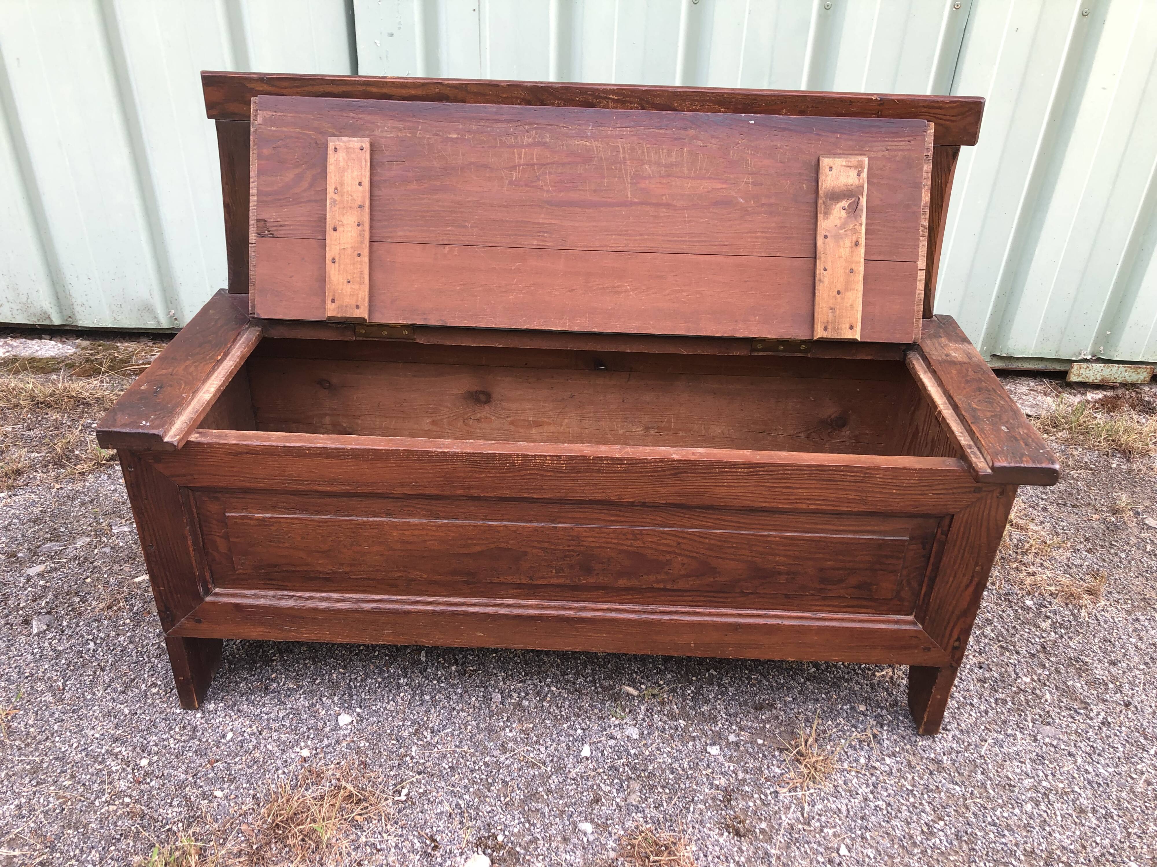 Rustic chest bench in old patina fir.