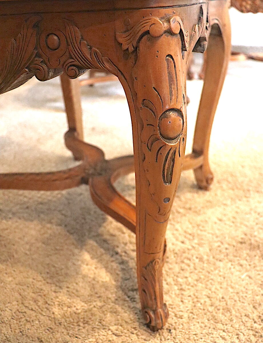 Chaise vintage moderne reprenant un style Louis XV, en bois clair.