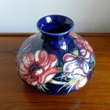 Vase signed Walter Moorcroft cobalt anemone pattern, 1953