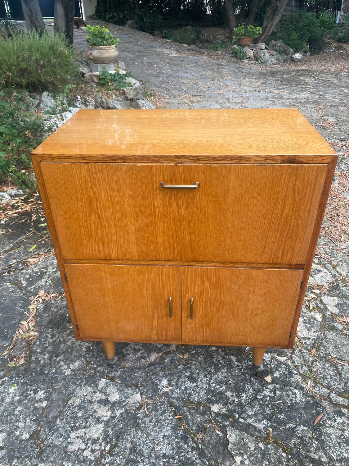 Side table on wheels