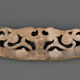 Élément en bois sculpté polychrome décor d'animaux ailés XXe Inde