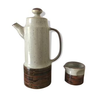 Two-tone sandstone teapot with its milk pot