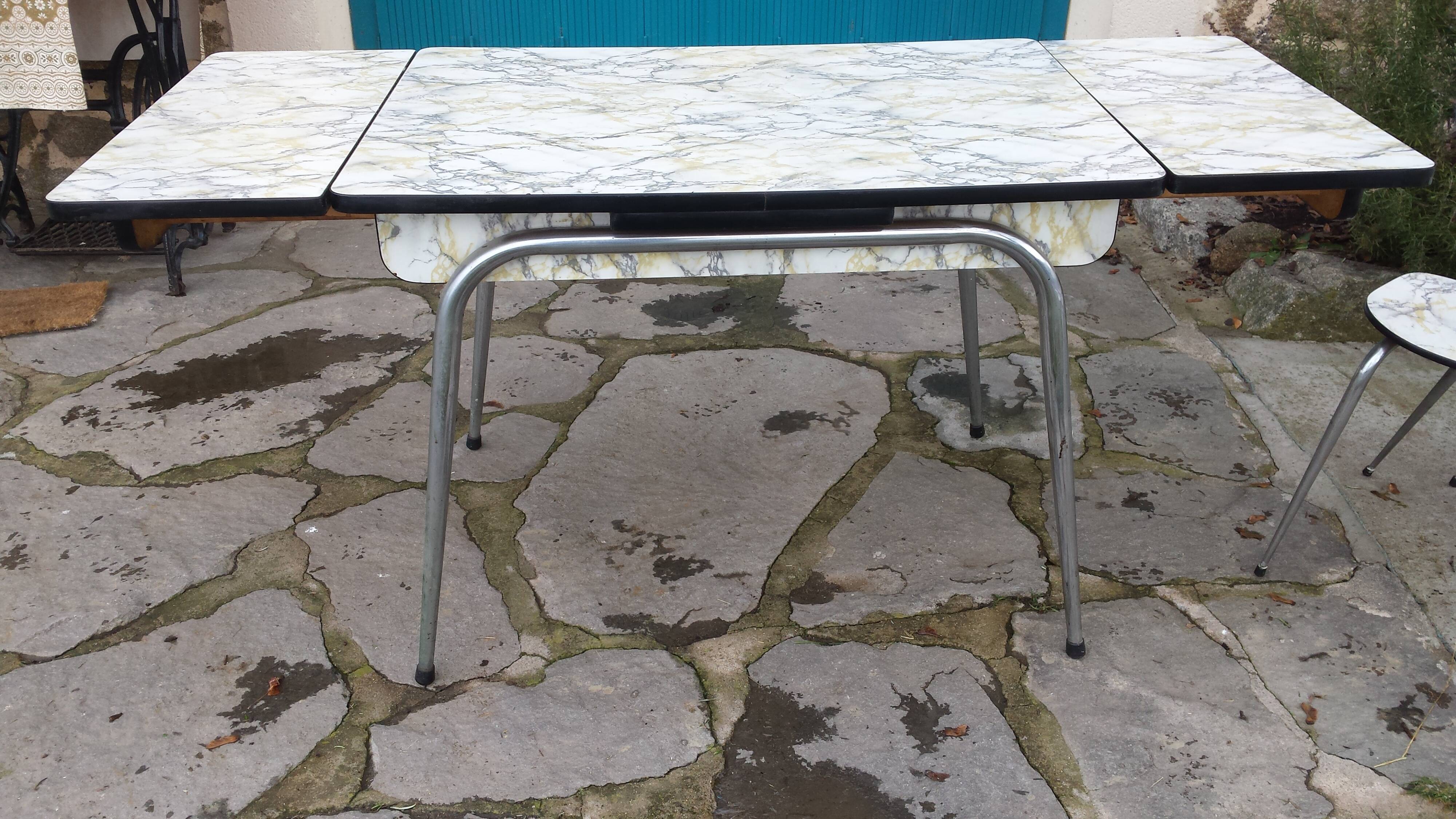 Formica table and 6 chairs