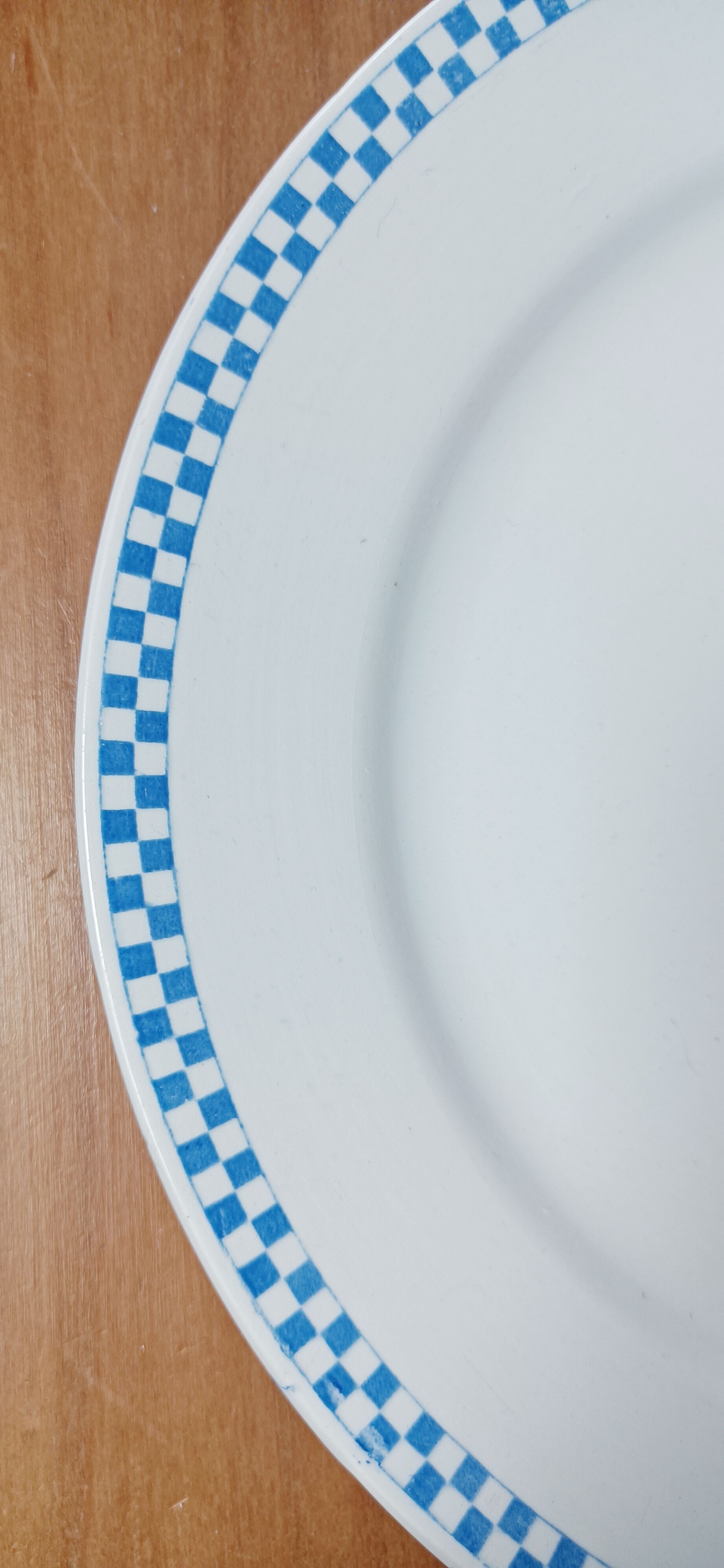 Set of 5 flat plates with blue checkerboard, Sarreguemines 19th