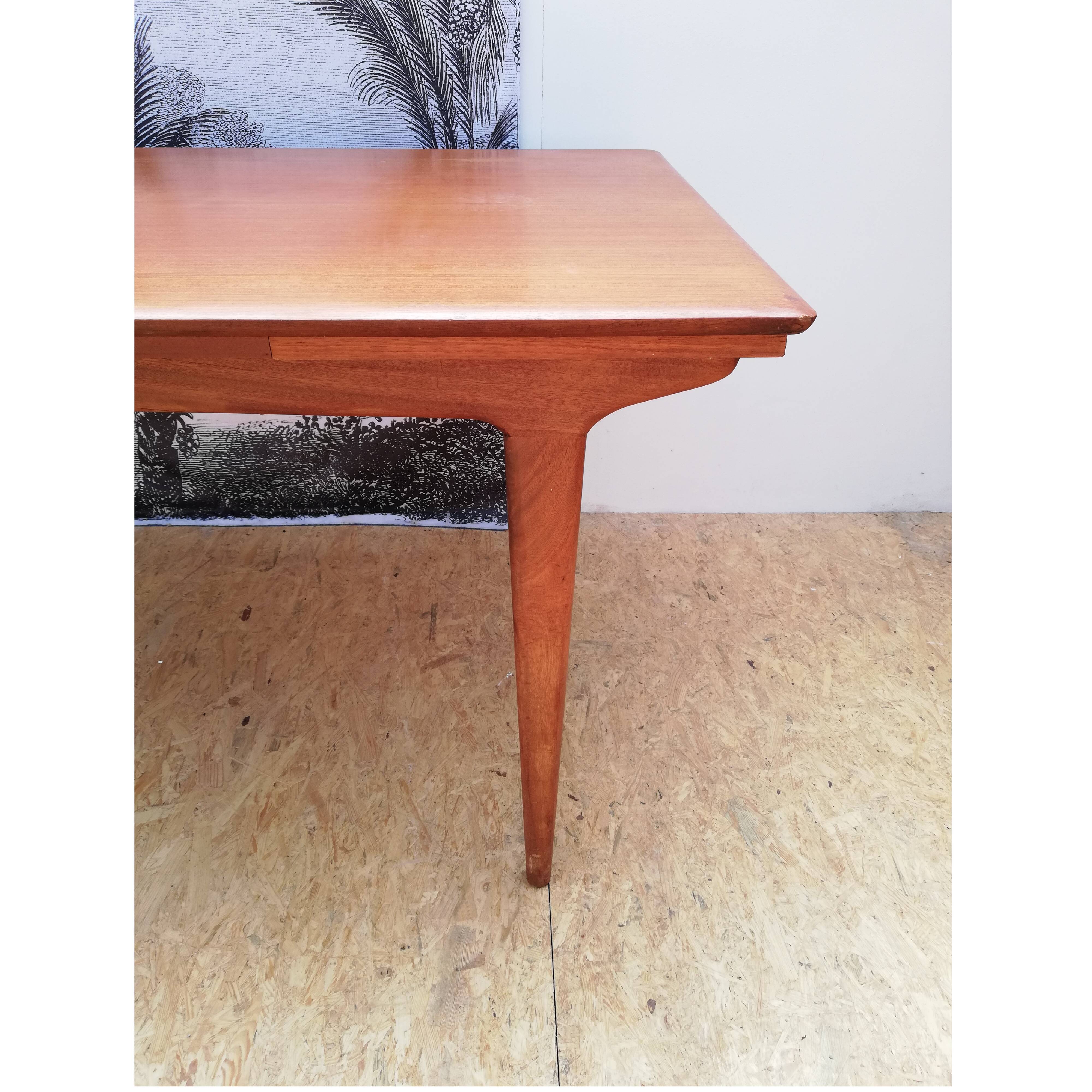 Scandinavian extendable table