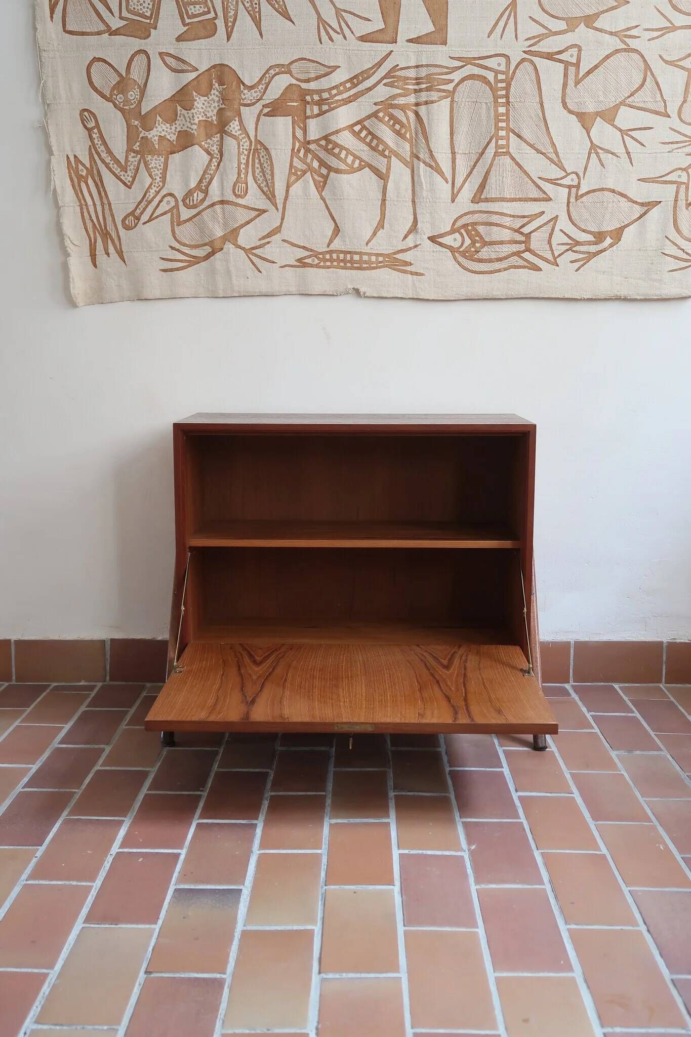 Vintage Scandinavian drop-leaf table in teak wood.