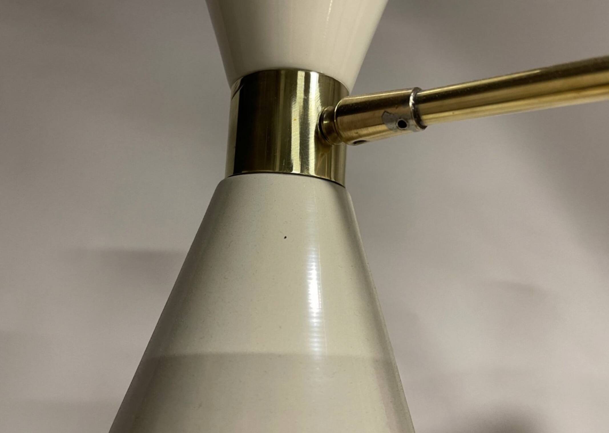 Lampadario a forma di cono in ottone