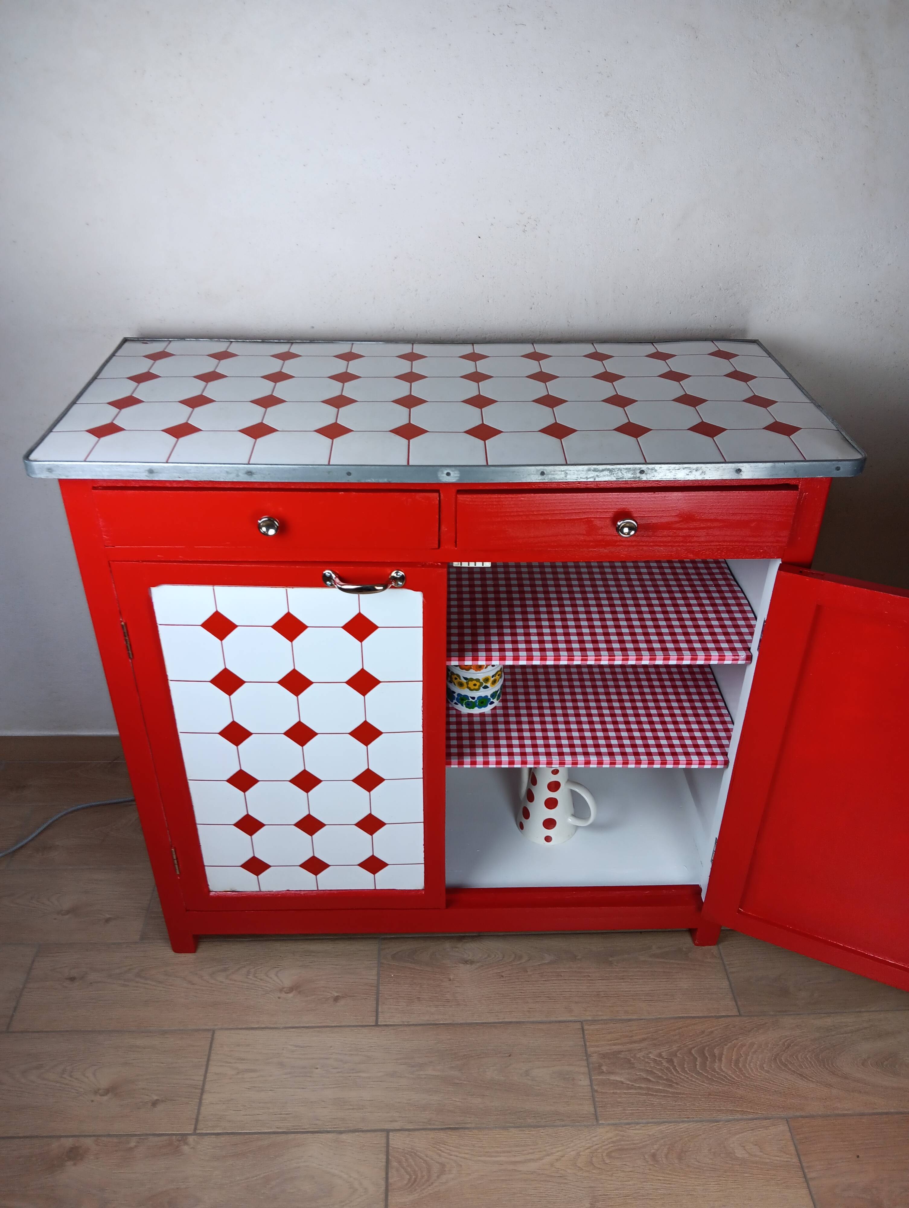 Meuble de métier , buffet parisien en tôle émaillé rouge et blanc