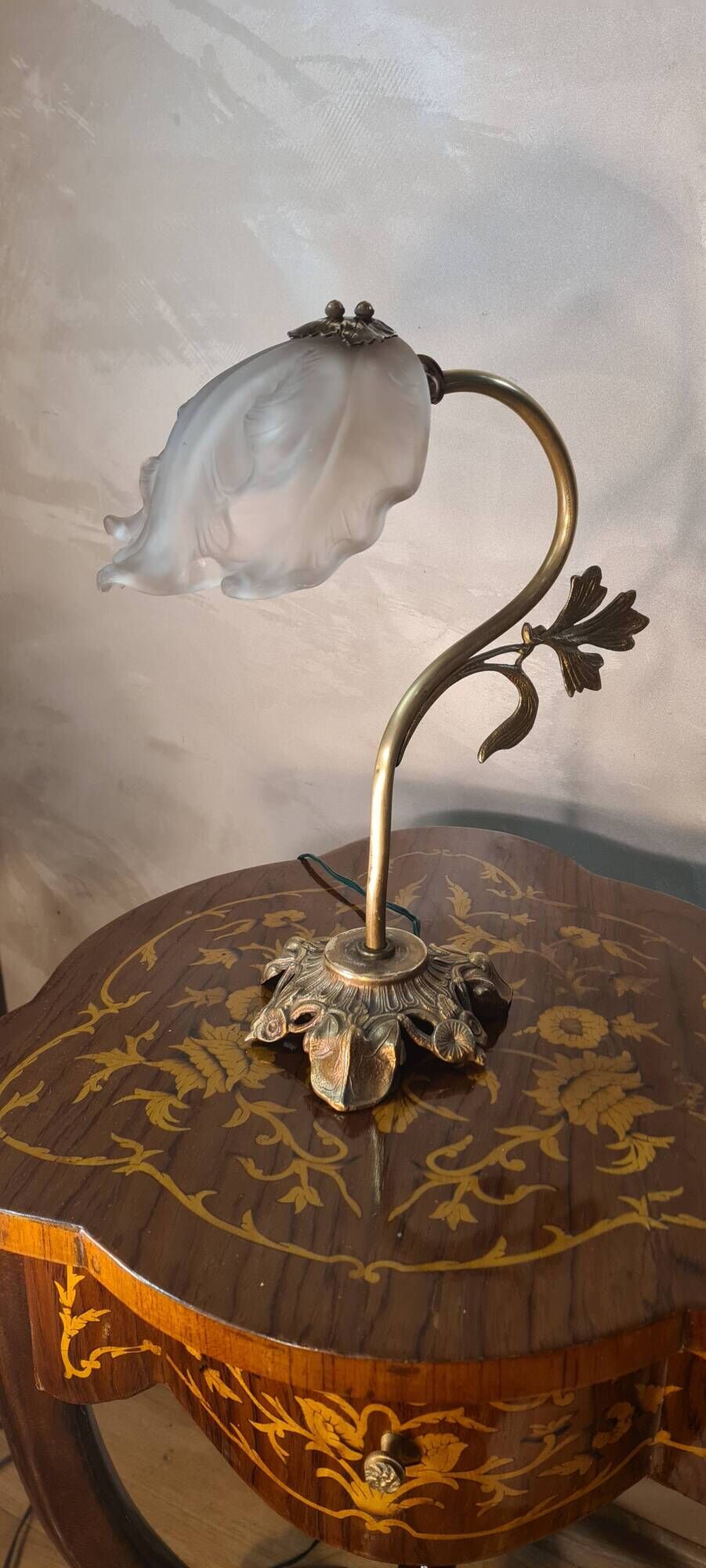 Art Nouveau bronze petal lamp with molded glass 28x34