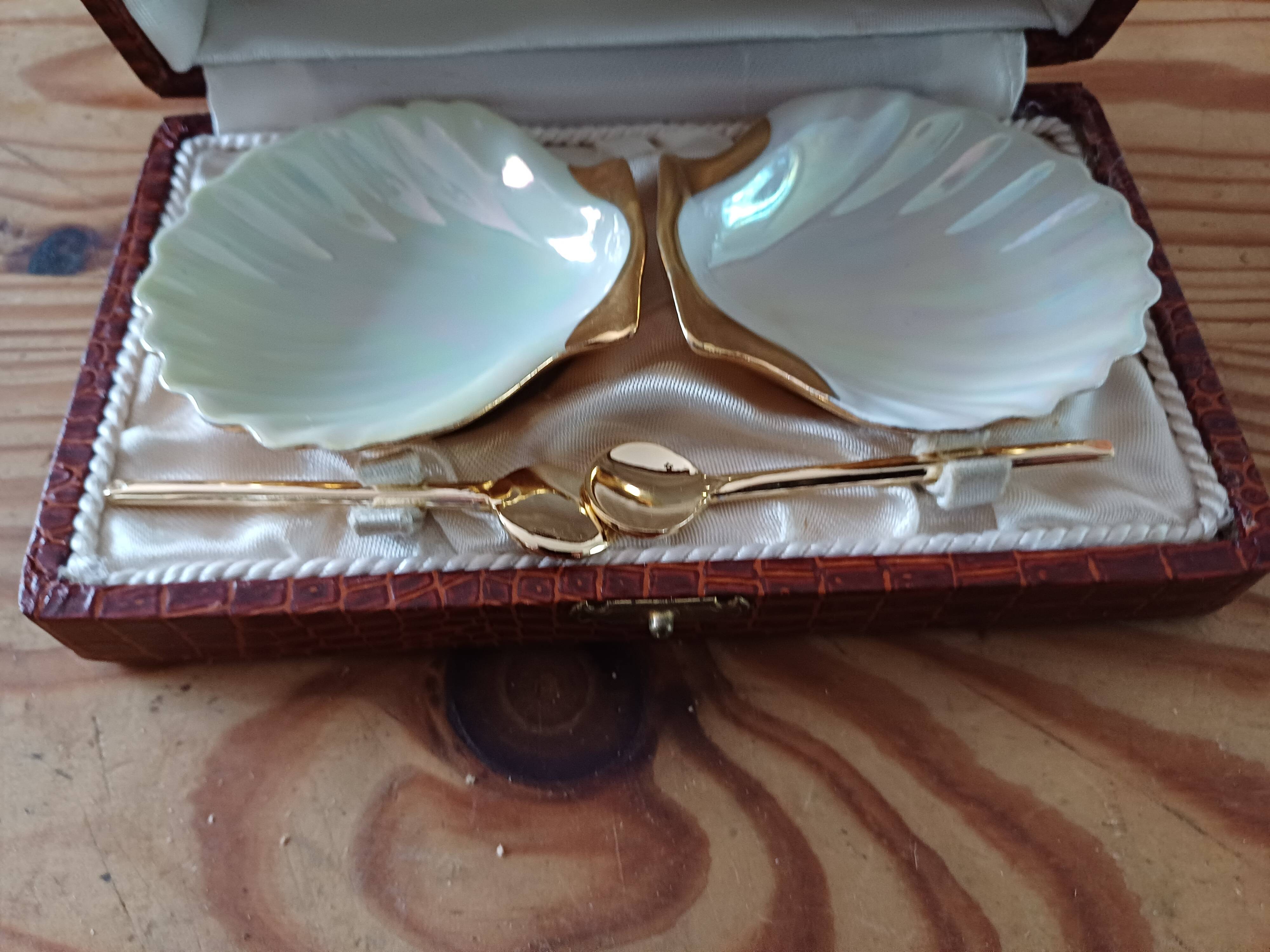 Salt and Pepper Shakers in Limoges Porcelain R.Montigny