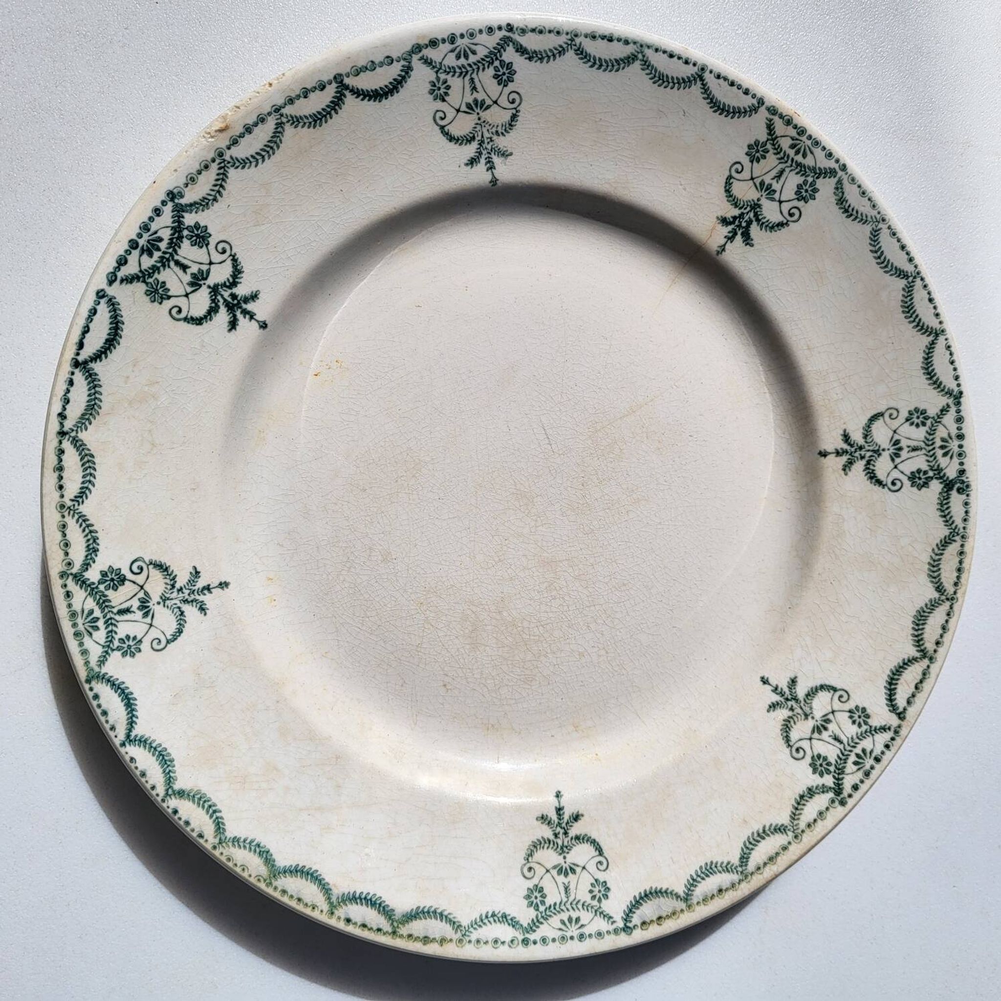 Assiette Terre de Fer guirlande florale