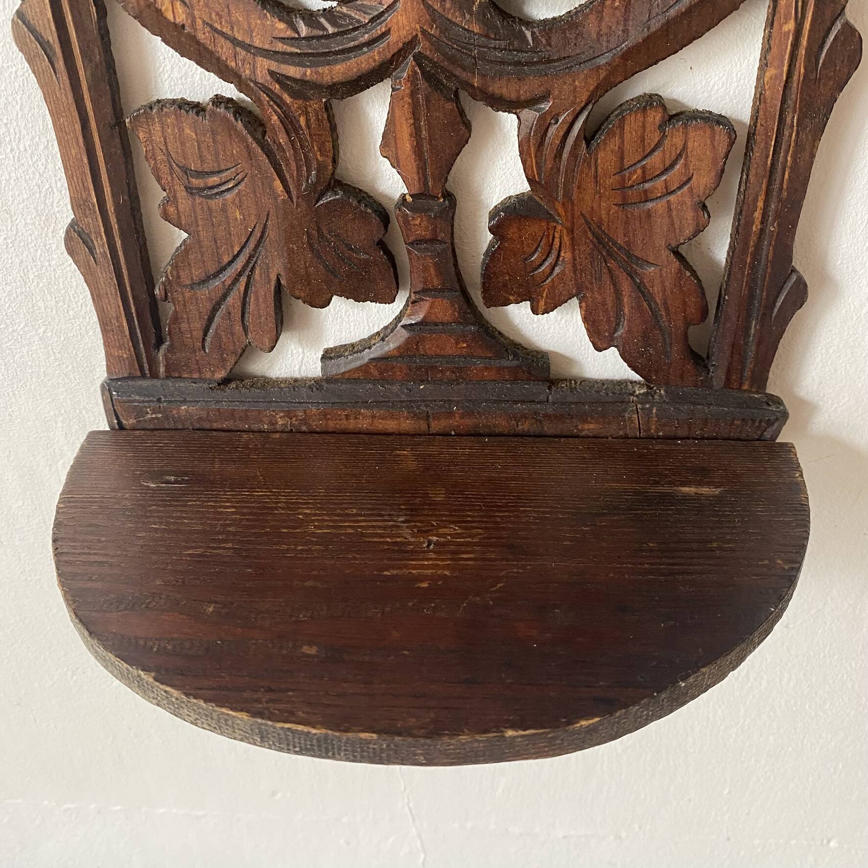 Etagère murale ancienne en bois ajouré , XIXe