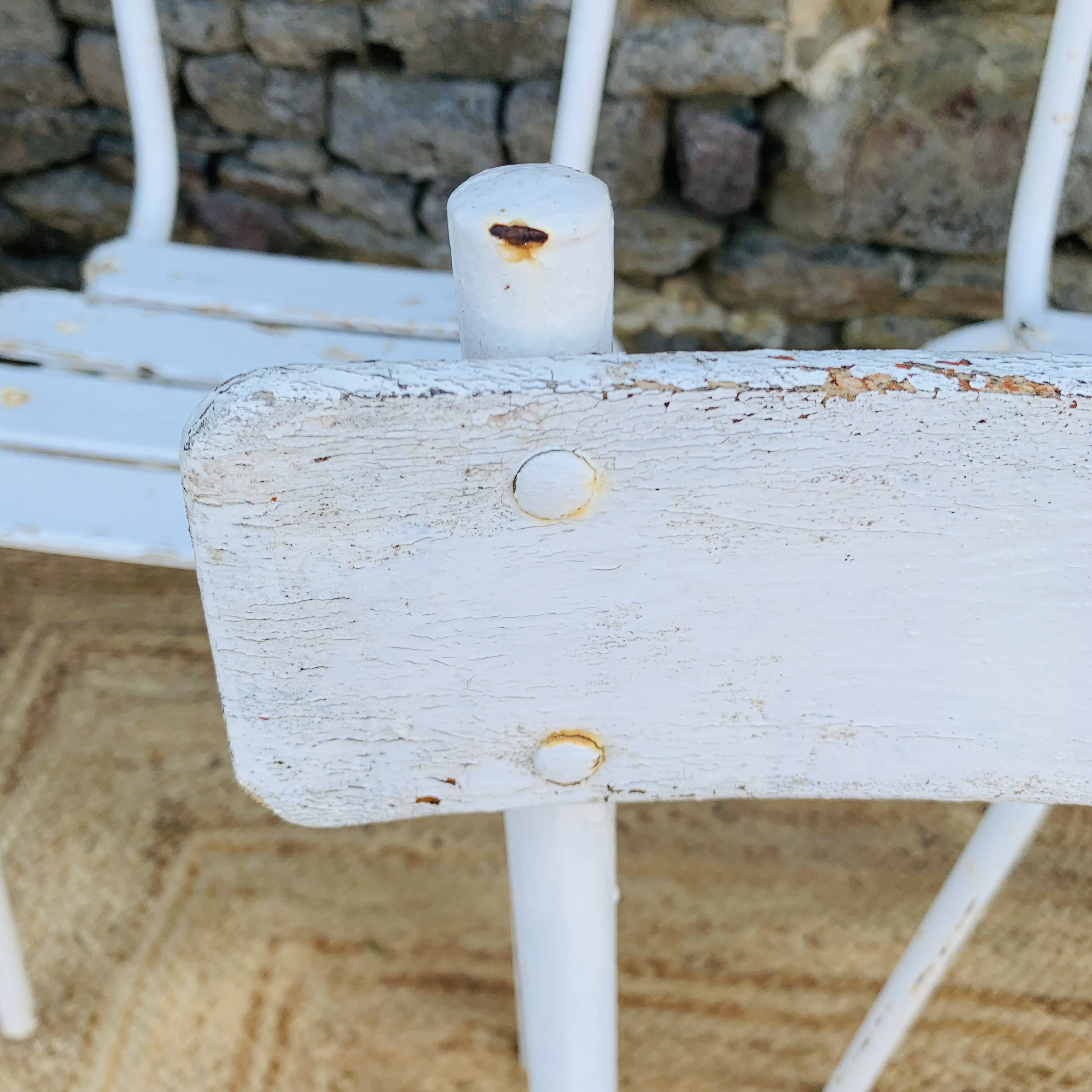 Set of 5 white wooden chairs