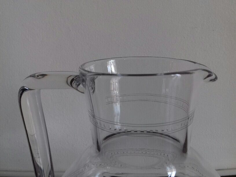 Lot of 7 glasses and 2 carafes